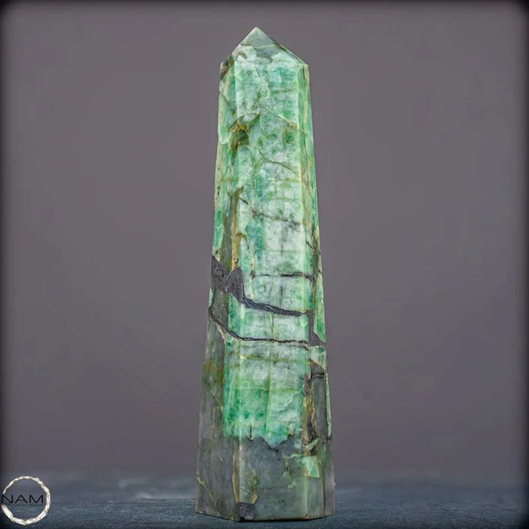 Natural Emerald Obelisk - Top quality- 368.39 g