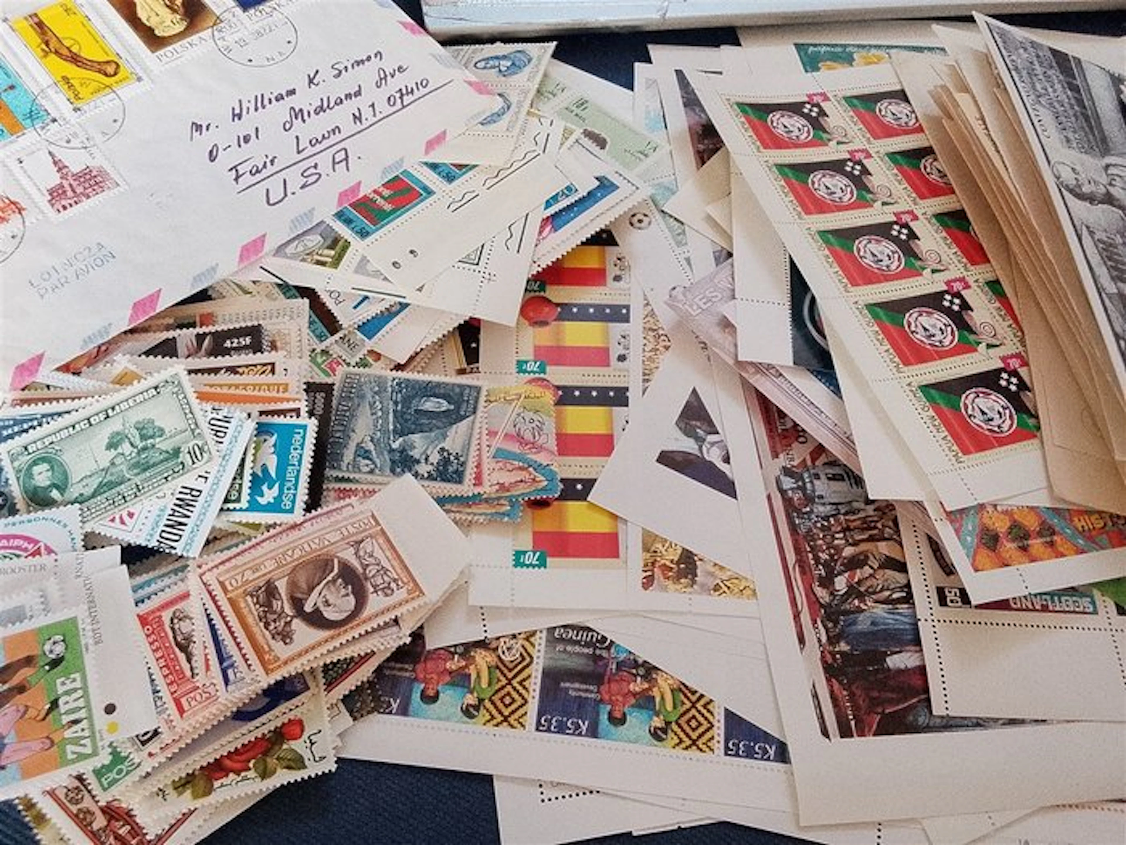 World - Large accumulation of worldwide stamp collections