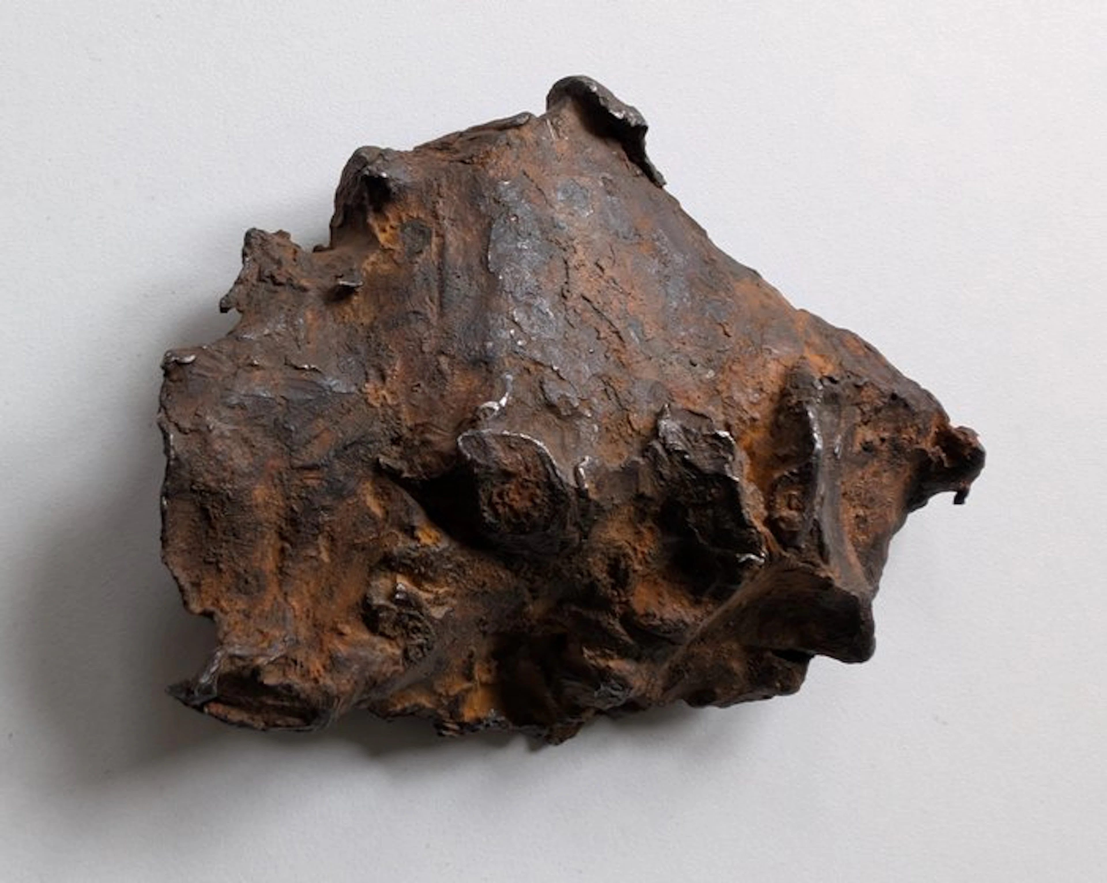Sikhote-Alin meteorite Iron meteorite - Height: 97 mm - Width: 73 mm - 472 g