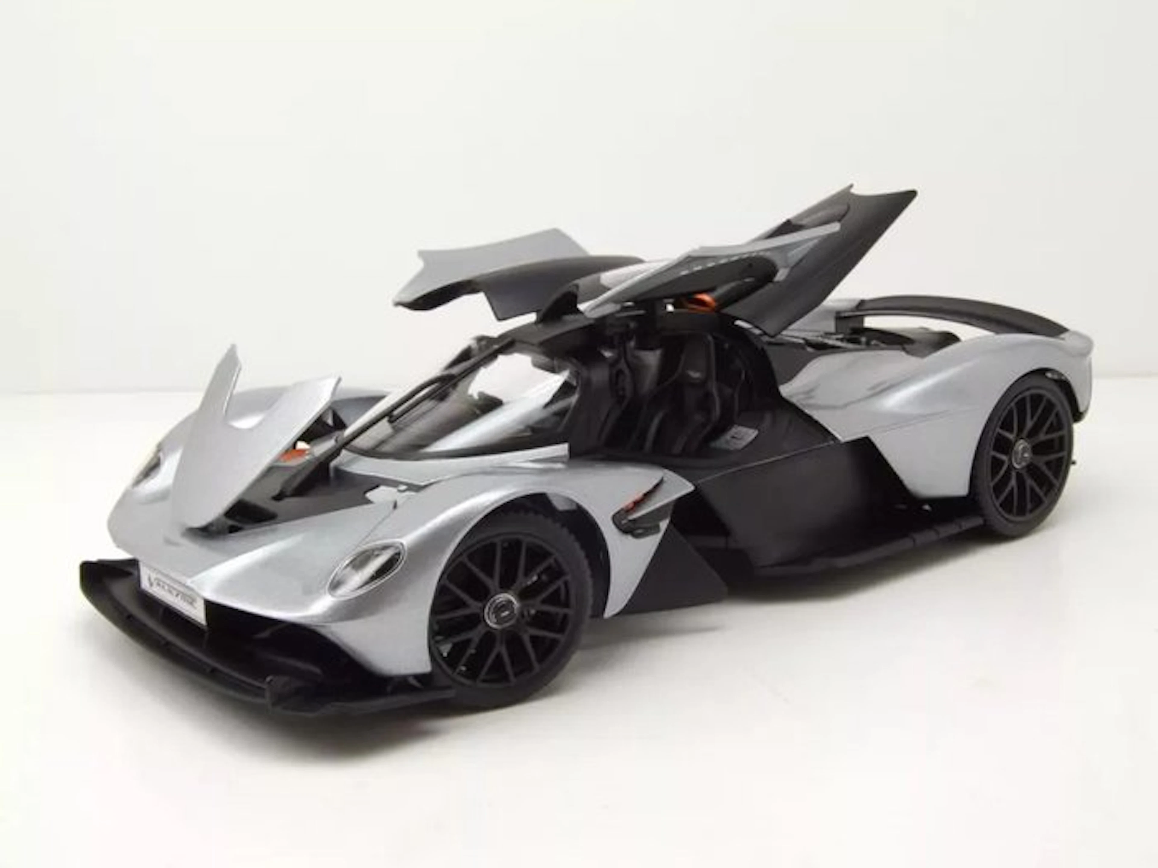 Maisto 1:18 - Model car - Aston Martin Valkyrie