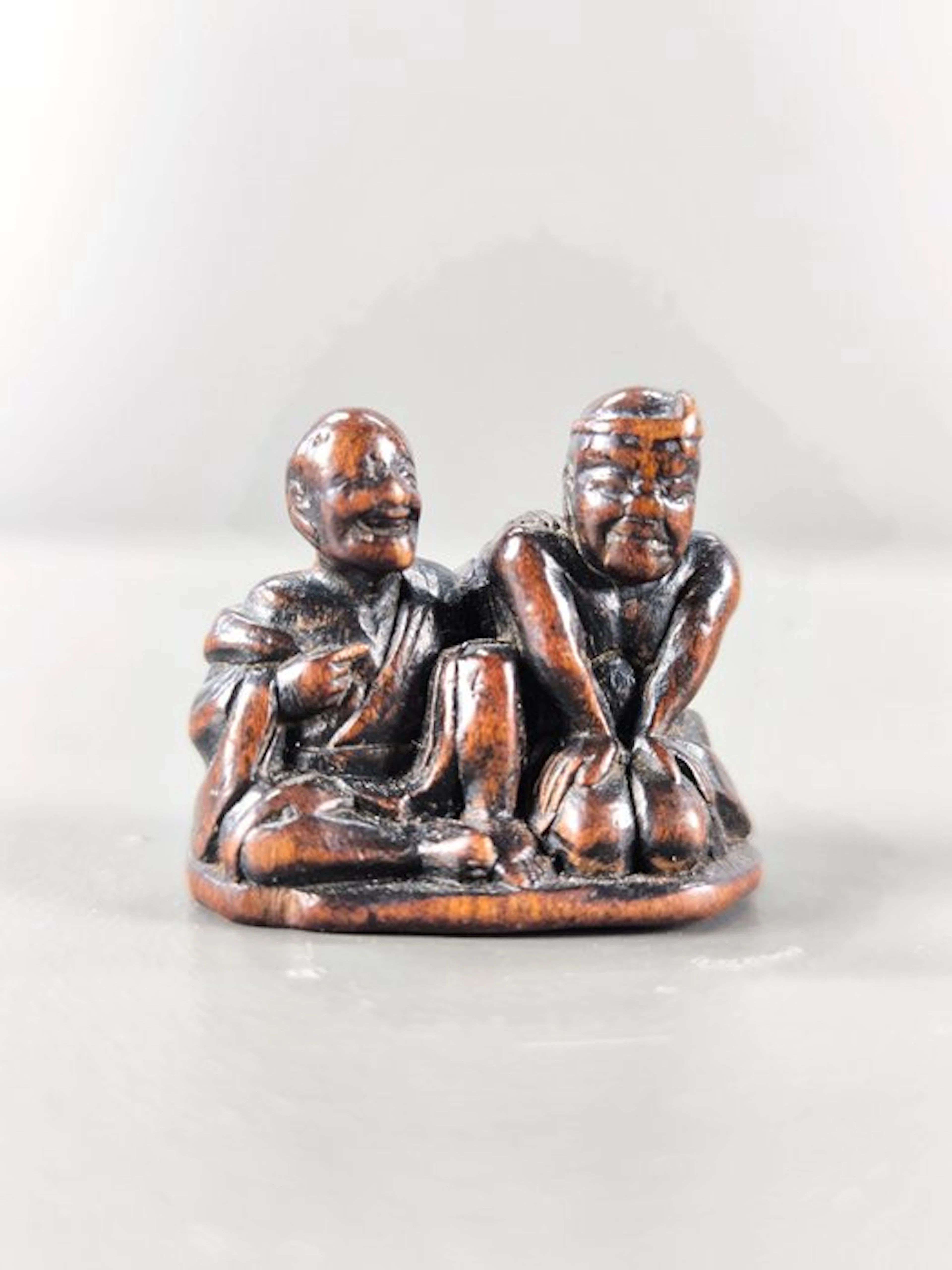 Japan Wood Wood netsuke depicting three blind men - signed Gyokurintei - 3.3 cm
