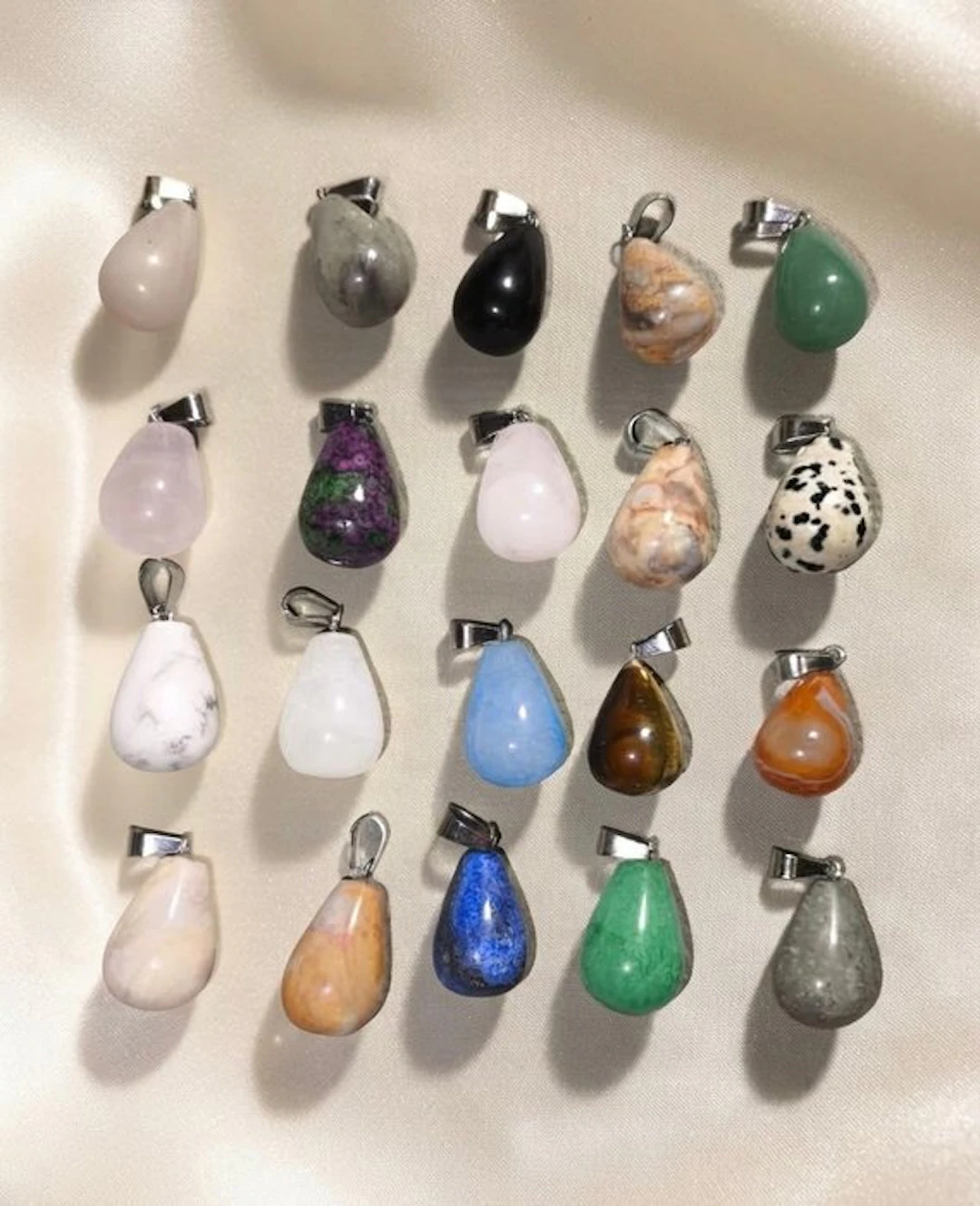 Lot 20 Quartz/lapis lazuli/carnelian... Tear- 102.48 g - (20)