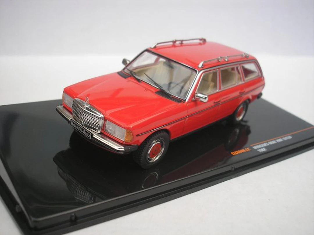 IXO 1:43 - Model car - Mercedes Benz 200T (S123) - 1982 - Red