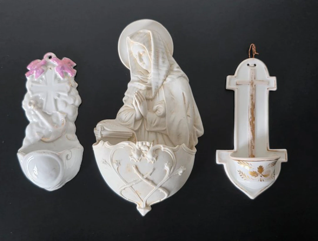 Holy water font (3) - Antiek gedetailleerde Wijwatervat - 3 stuks. - 1880/1930