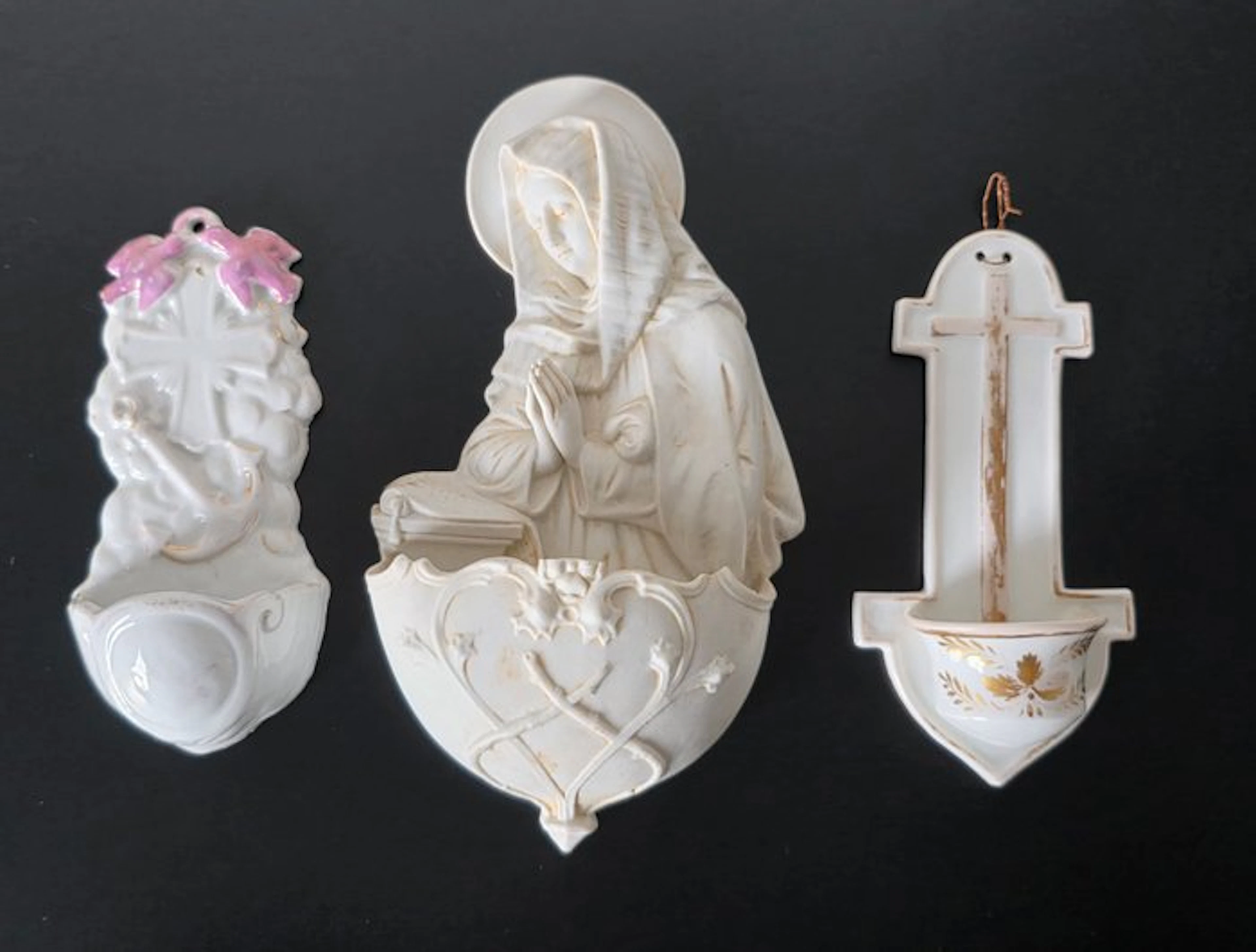 Holy water font (3) - Antiek gedetailleerde Wijwatervat - 3 stuks. - 1880/1930