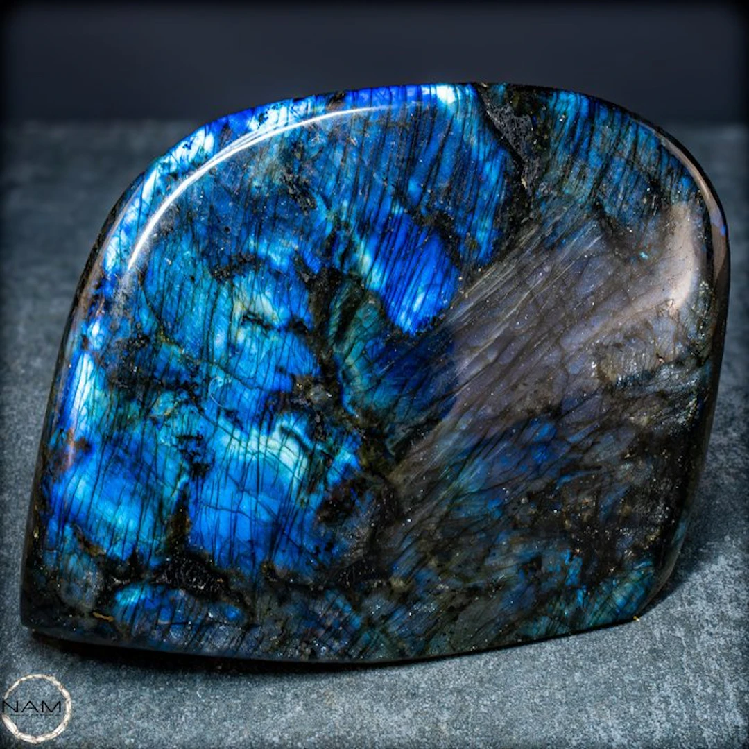 Natural labradorite from Madagascar – Nature's shimmering...