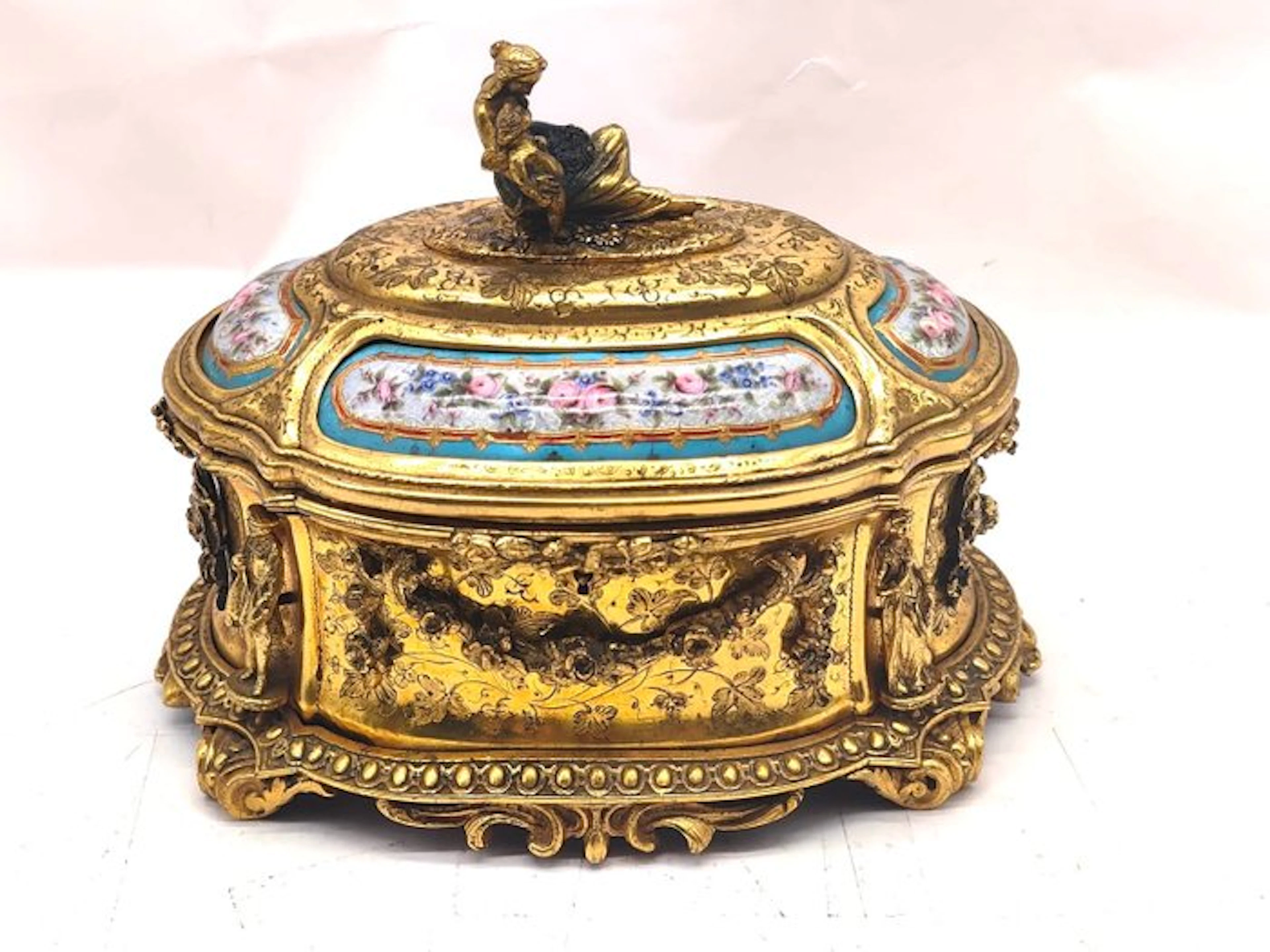 Jewellery box - Antique French jewelry box in gilt bronze (ormolu) and enamel.