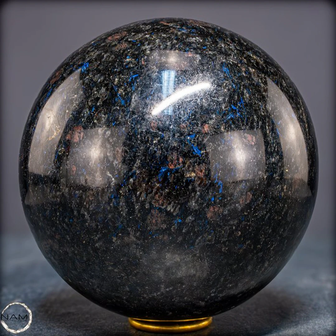 Powerful arfvedsonite-garnet sphere – Dark elegance with...