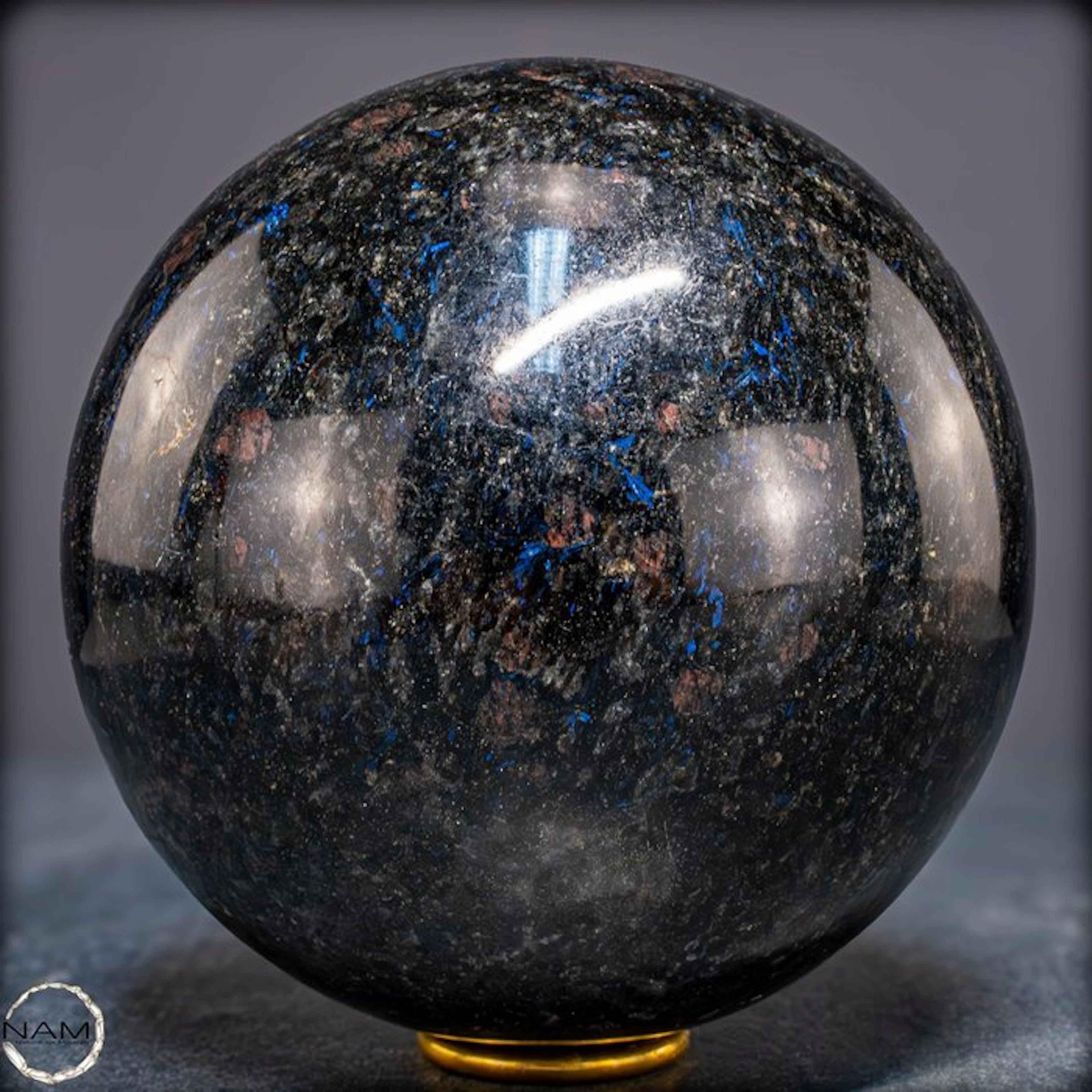 Powerful arfvedsonite-garnet sphere – Dark elegance with...