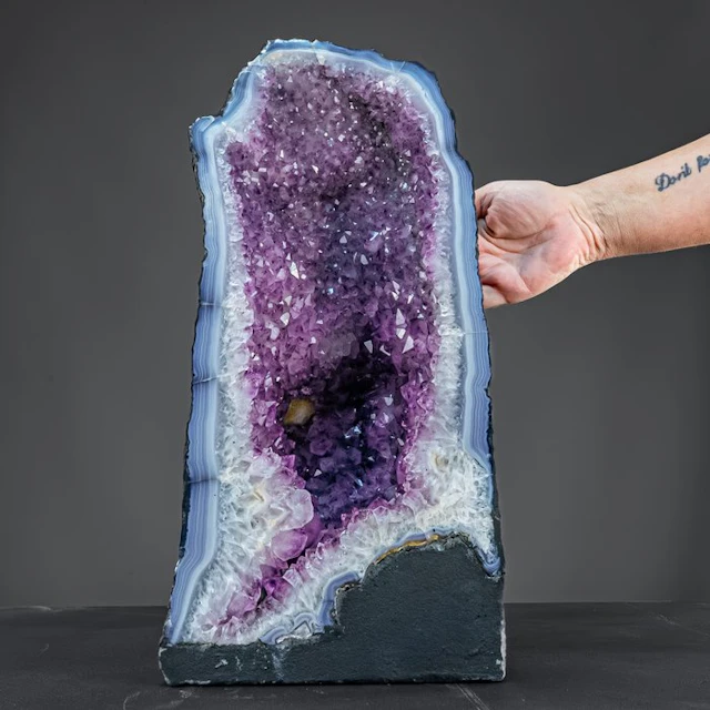 Natural agate–amethyst druzy – powerful beauty weighing...