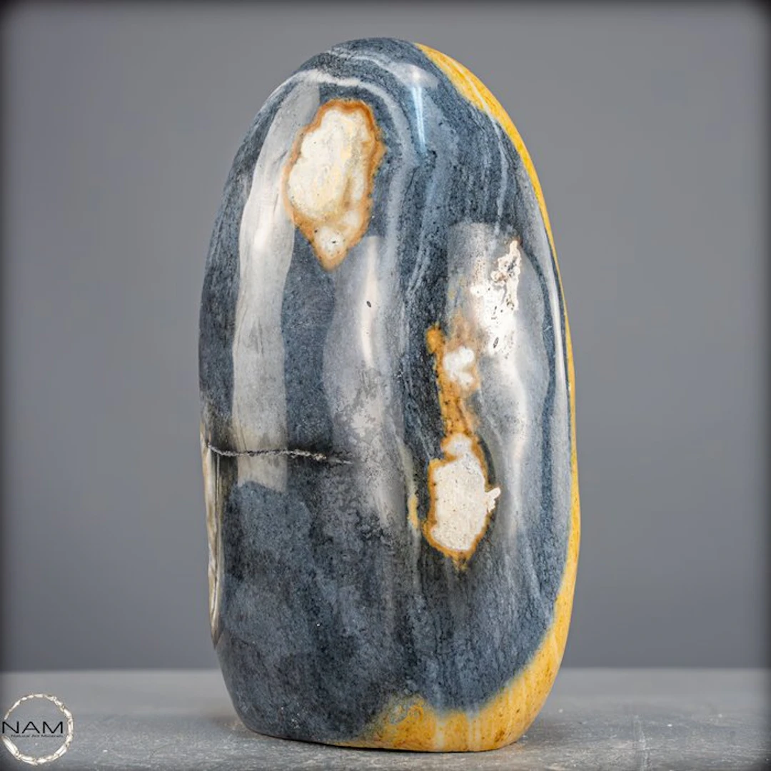 Beautiful jasper-chalcedony freeform – a natural work of art in color