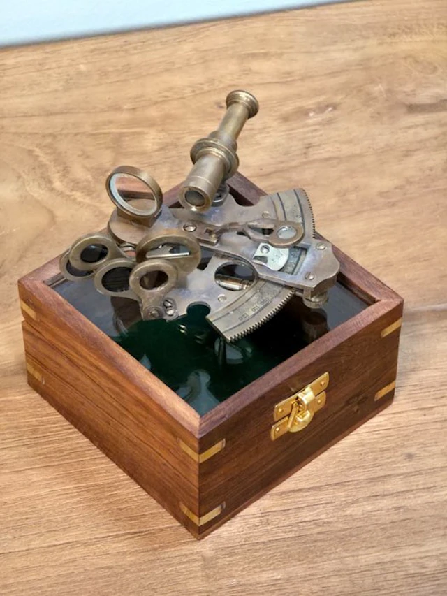 Sextant (2) - Wood, Brass - Maritime sextant in case