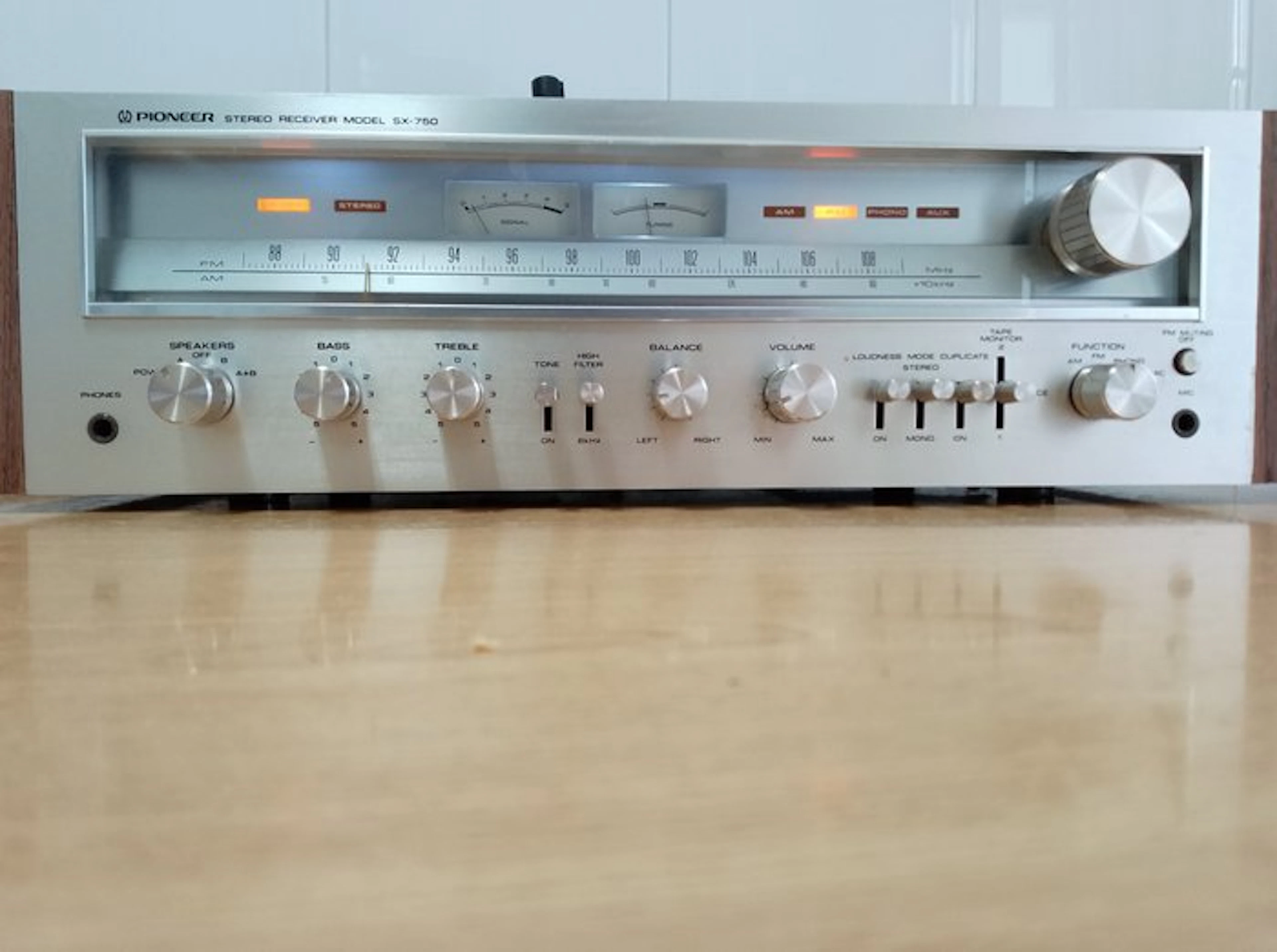 Pioneer - SX-750 AM/FM / Integrated Tuner-Amplifier Solid state stereo receiver