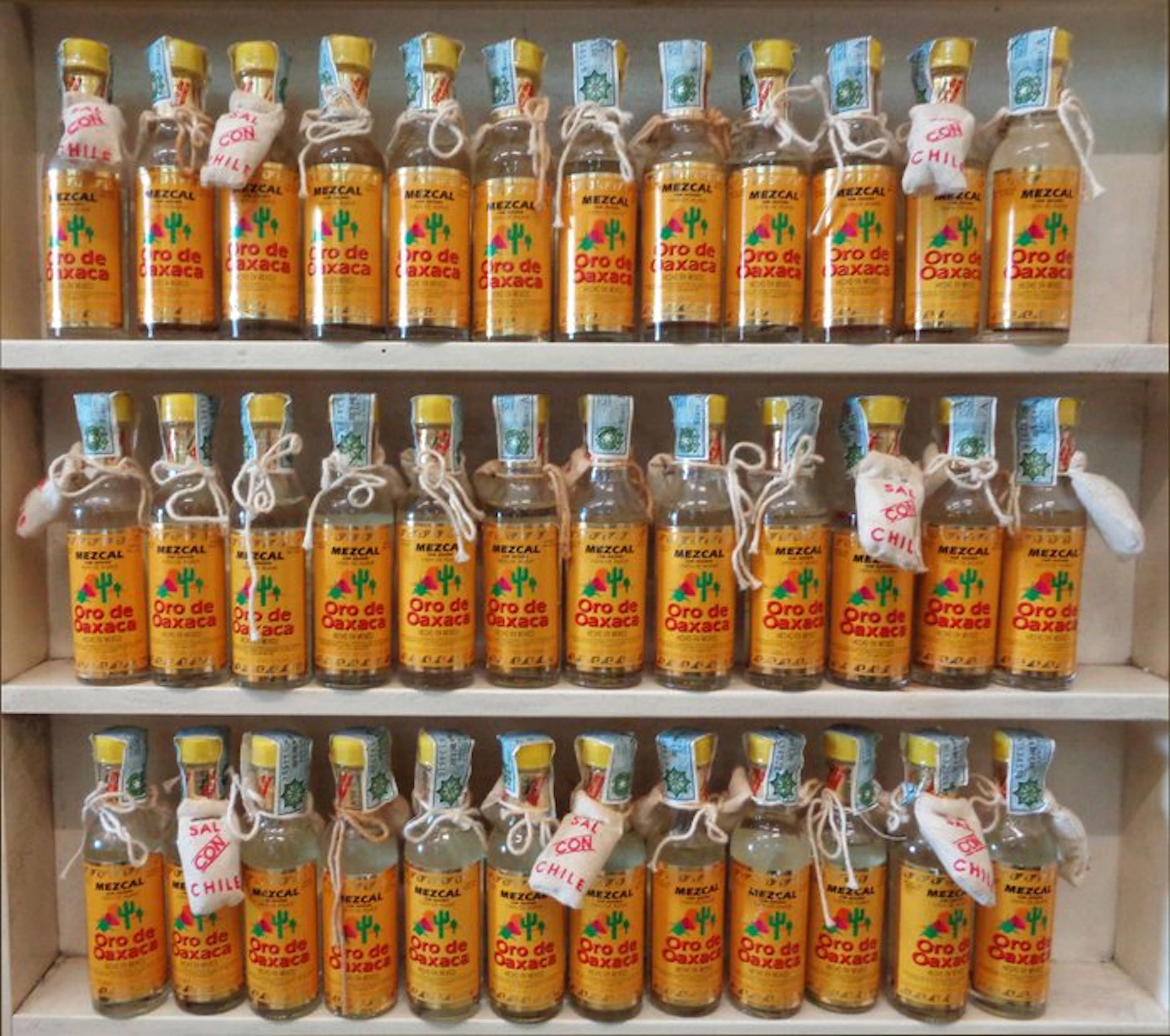 Oro de Oxaca - Mezcal con Gusano - Miniature - b. 1990s - 5cl - 36 bottles