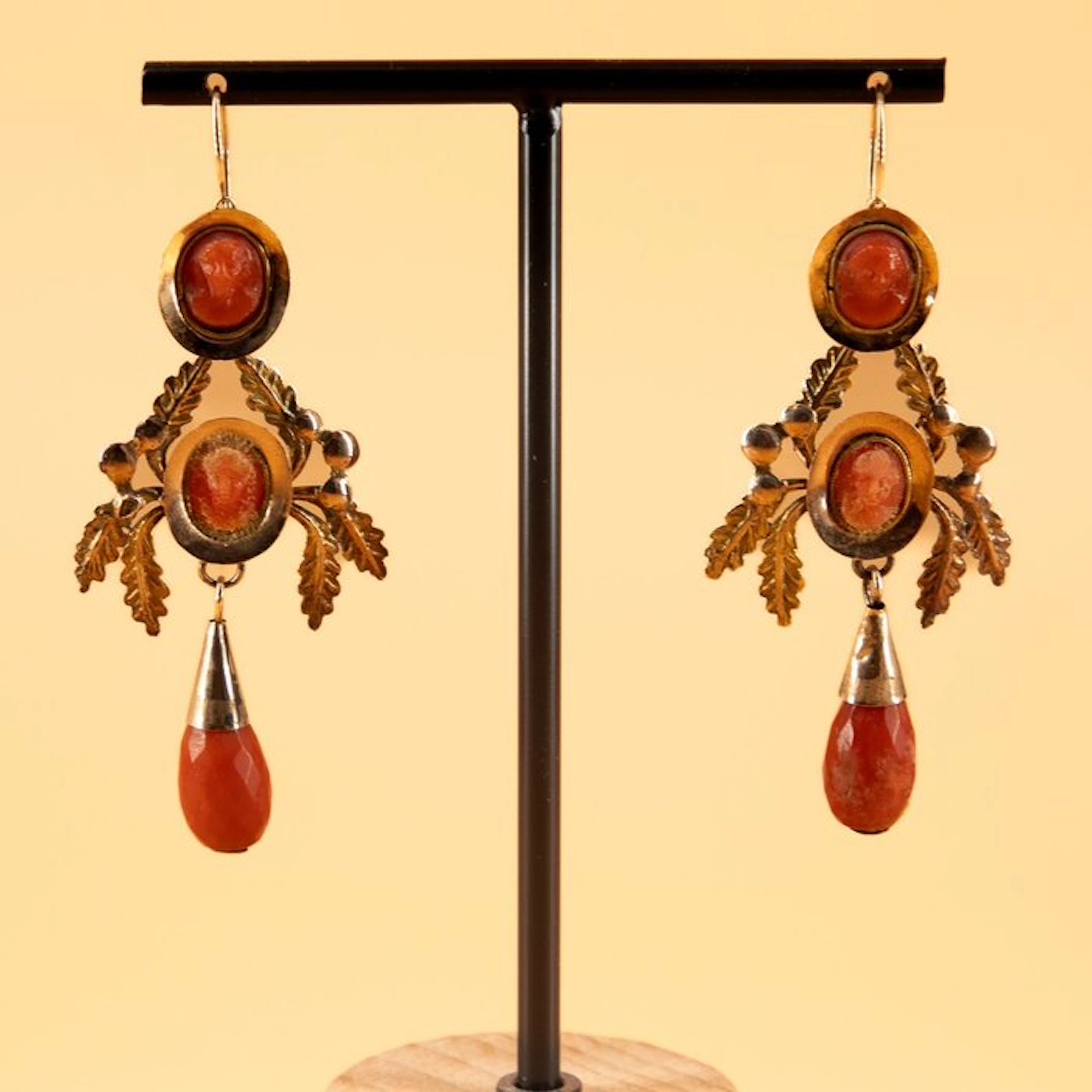 Earrings - 14 kt. Yellow gold Blood Coral