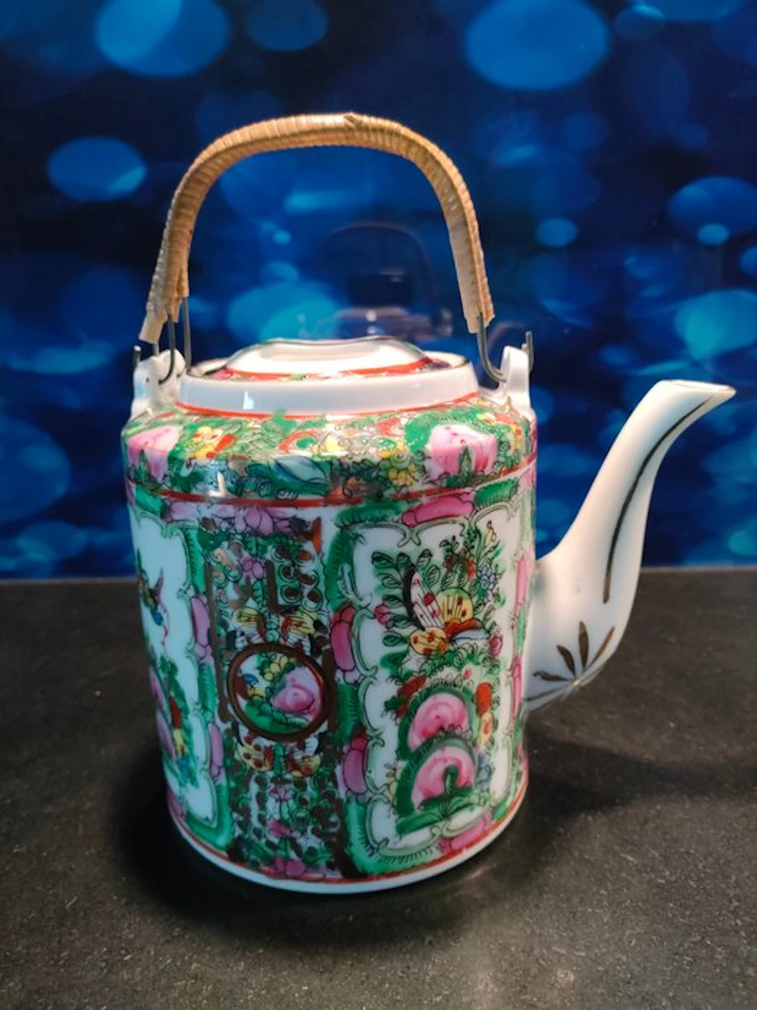 Teapot - Famille rose - Hand-painted white porcelain from 1970