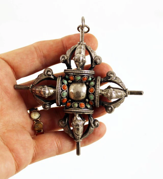 Buddhist pendant - Silver, Coral, turquoise - Nepal - 20th century