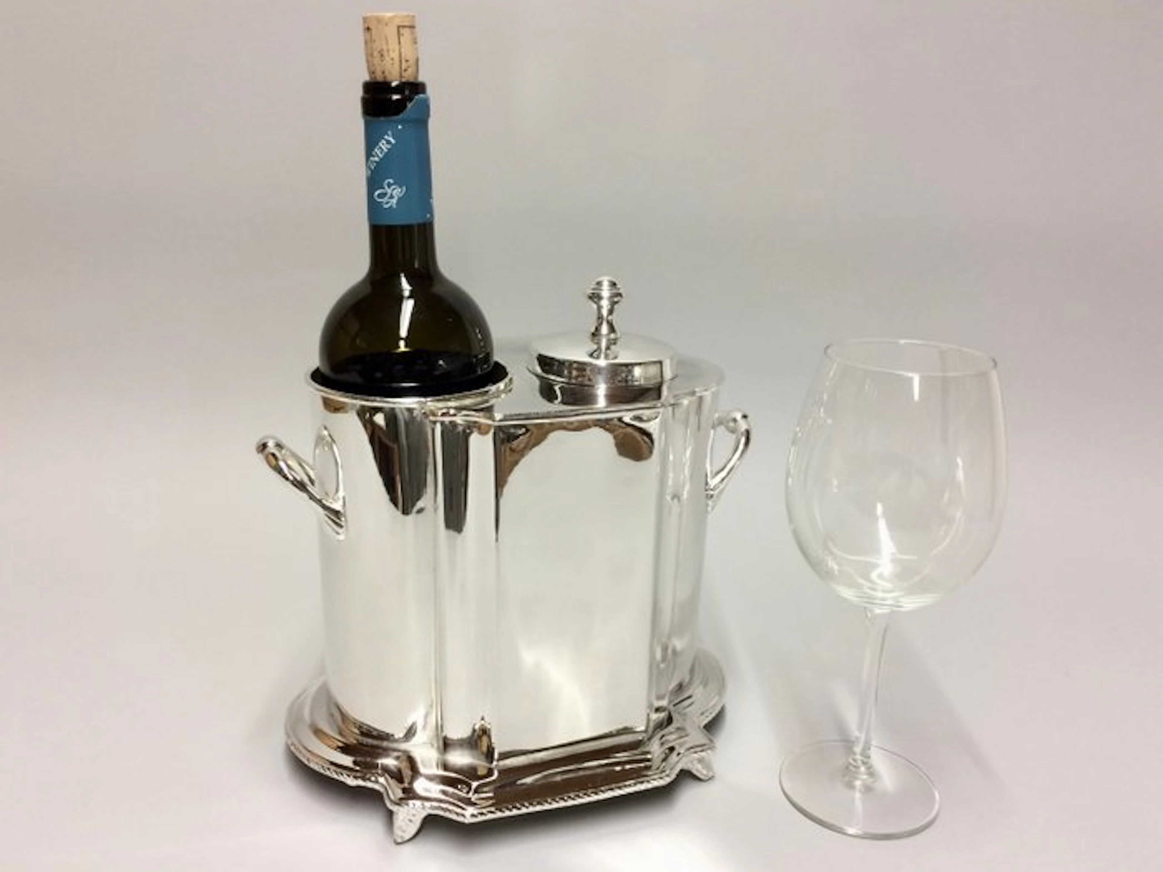 Wine cooler - Cooler for one bottle with compartment for...