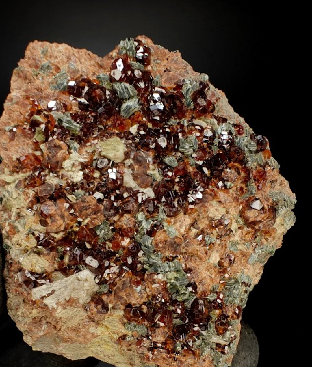 Hessonite Crystals on matrix - Height: 5 cm - Width: 6 cm- 106 g