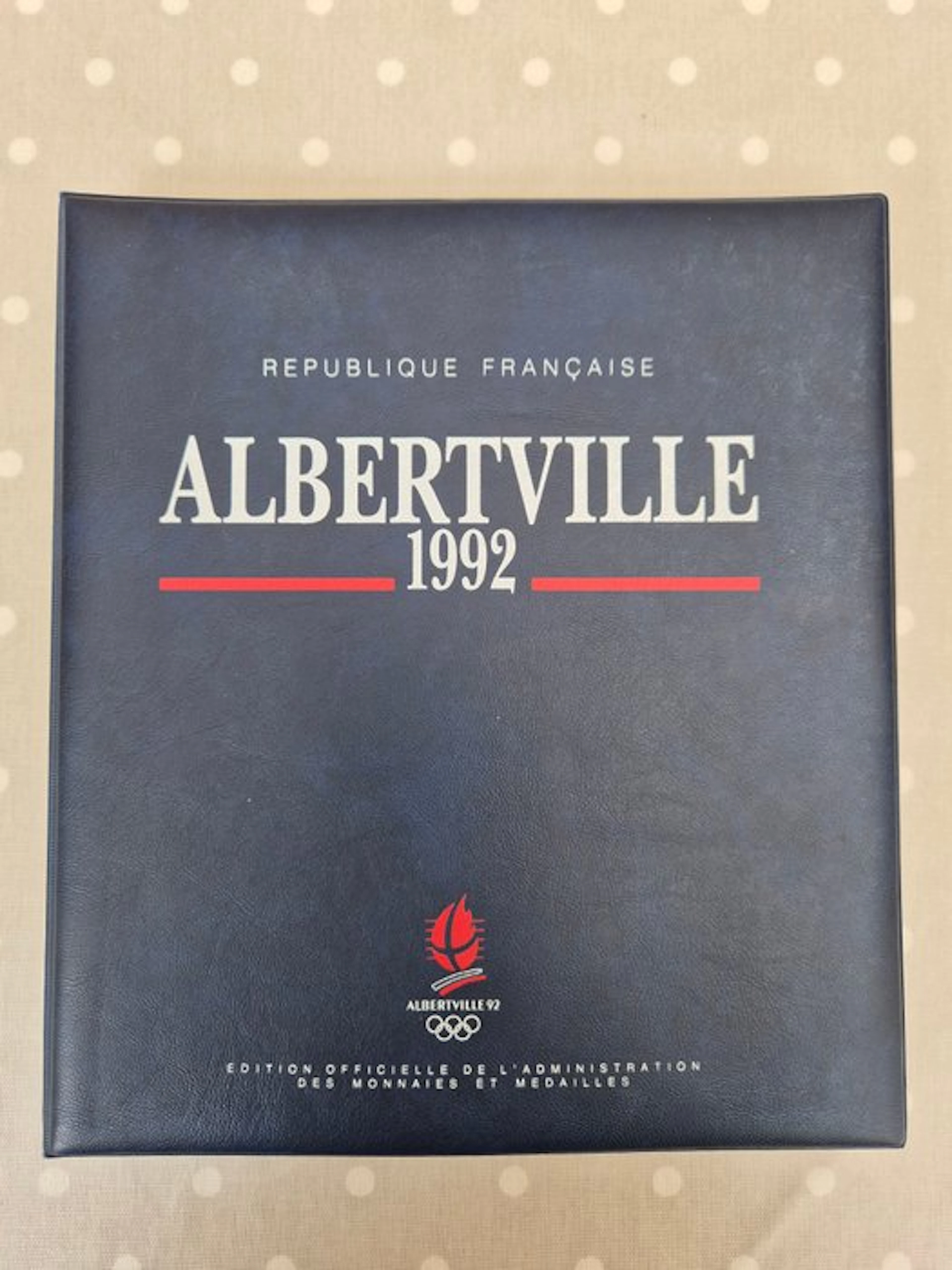 France 1992 - Original binder containing 12 official...