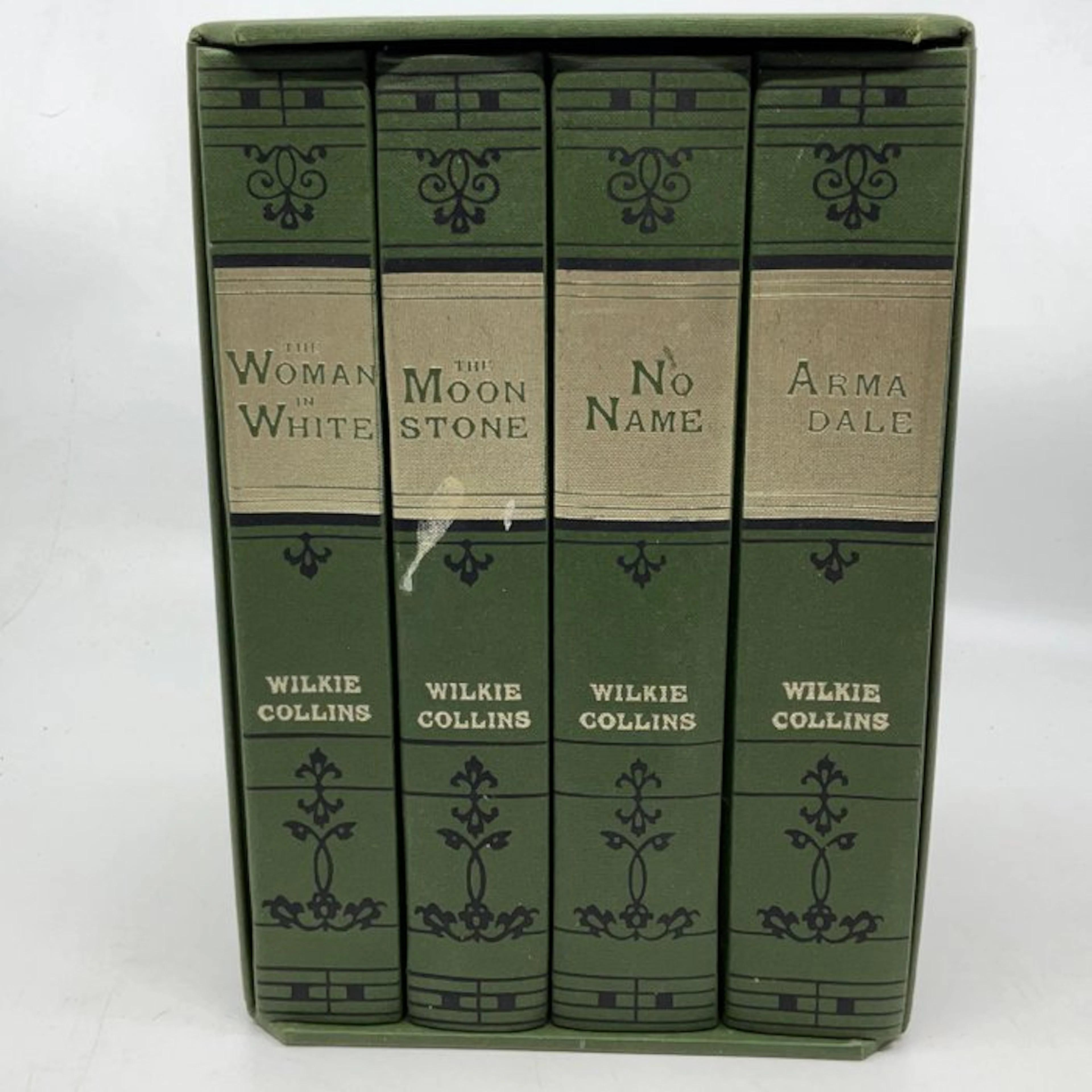 Wilkie Collins - Four Mysteries: No Name