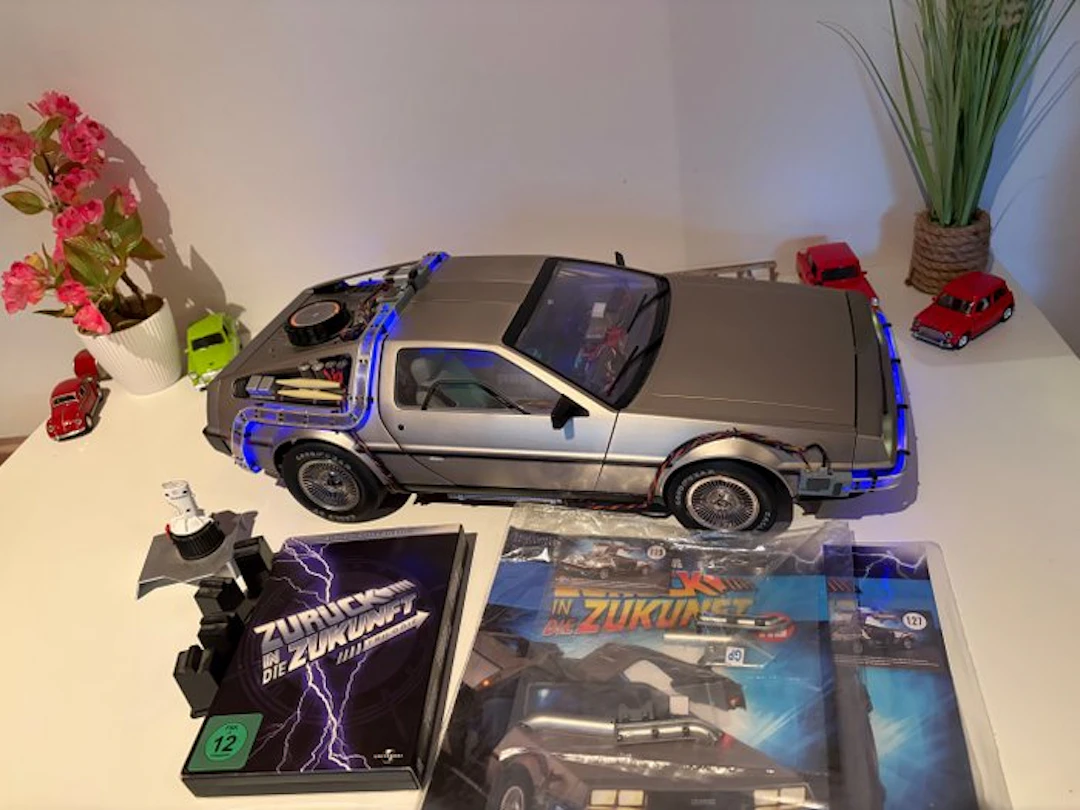 Eaglemoss 1:8 - Model car - DMC DeLorean + DVDs Back to the Future Trilogy