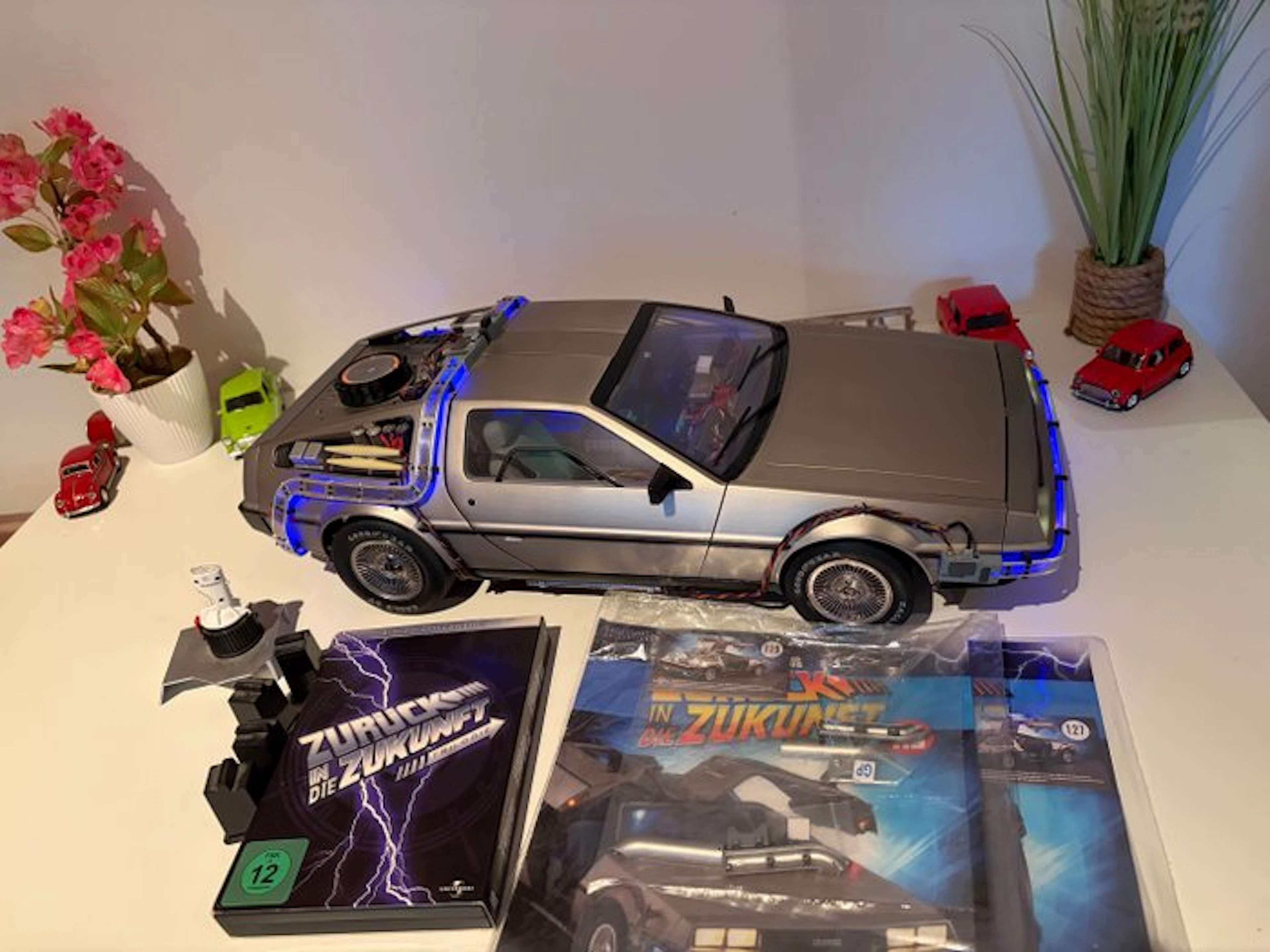 Eaglemoss 1:8 - Model car - DMC DeLorean + DVDs Back to the Future Trilogy