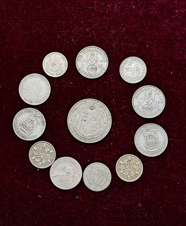 World. Collezione di 12 monete in argento di vari paesi...