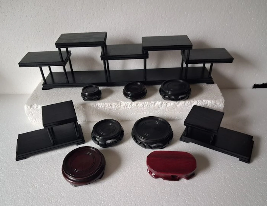 Stand - Wood, 10 diverse displays, coasters - China (No reserve price)