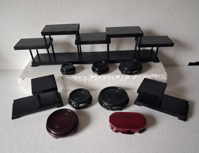 Stand - Wood, 10 diverse displays, coasters - China (No reserve price)