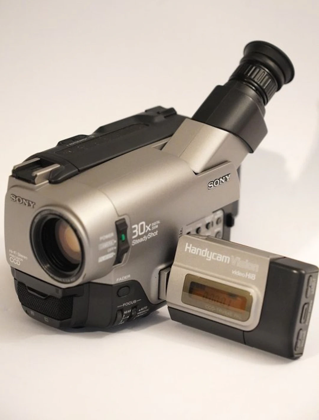 Sony CCD-TRV64E Hi8 Handycam Vision Camcorder Video8 camera