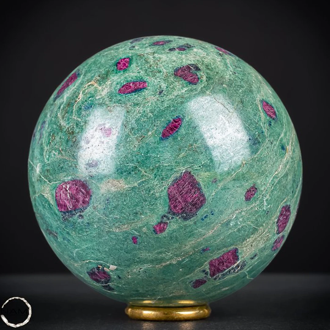 Ruby-fuchsite sphere – Fascinating green coloration with natural ruby