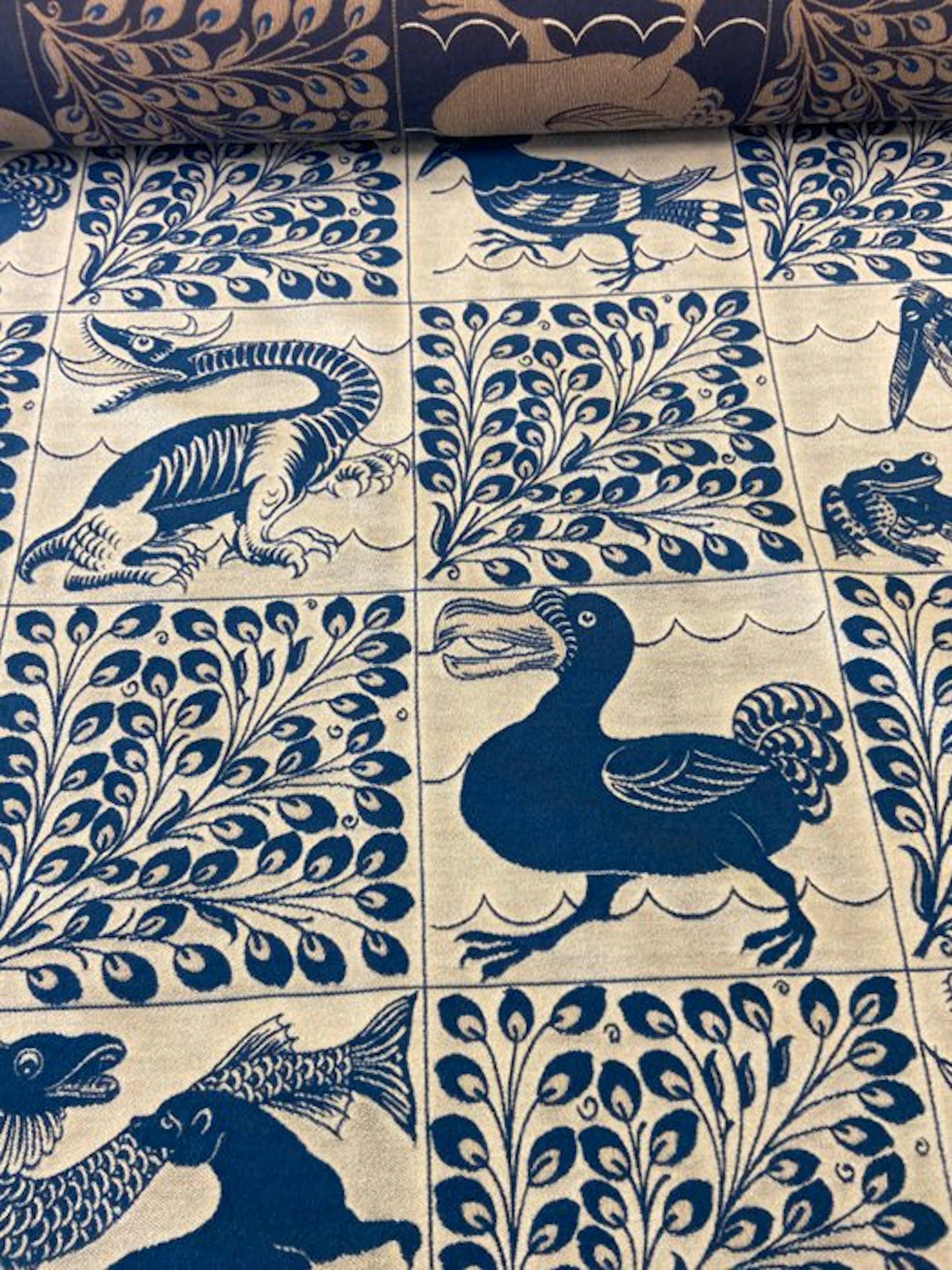 1536★Soft Jacquard fabric with stylized leaf and animal motifs
