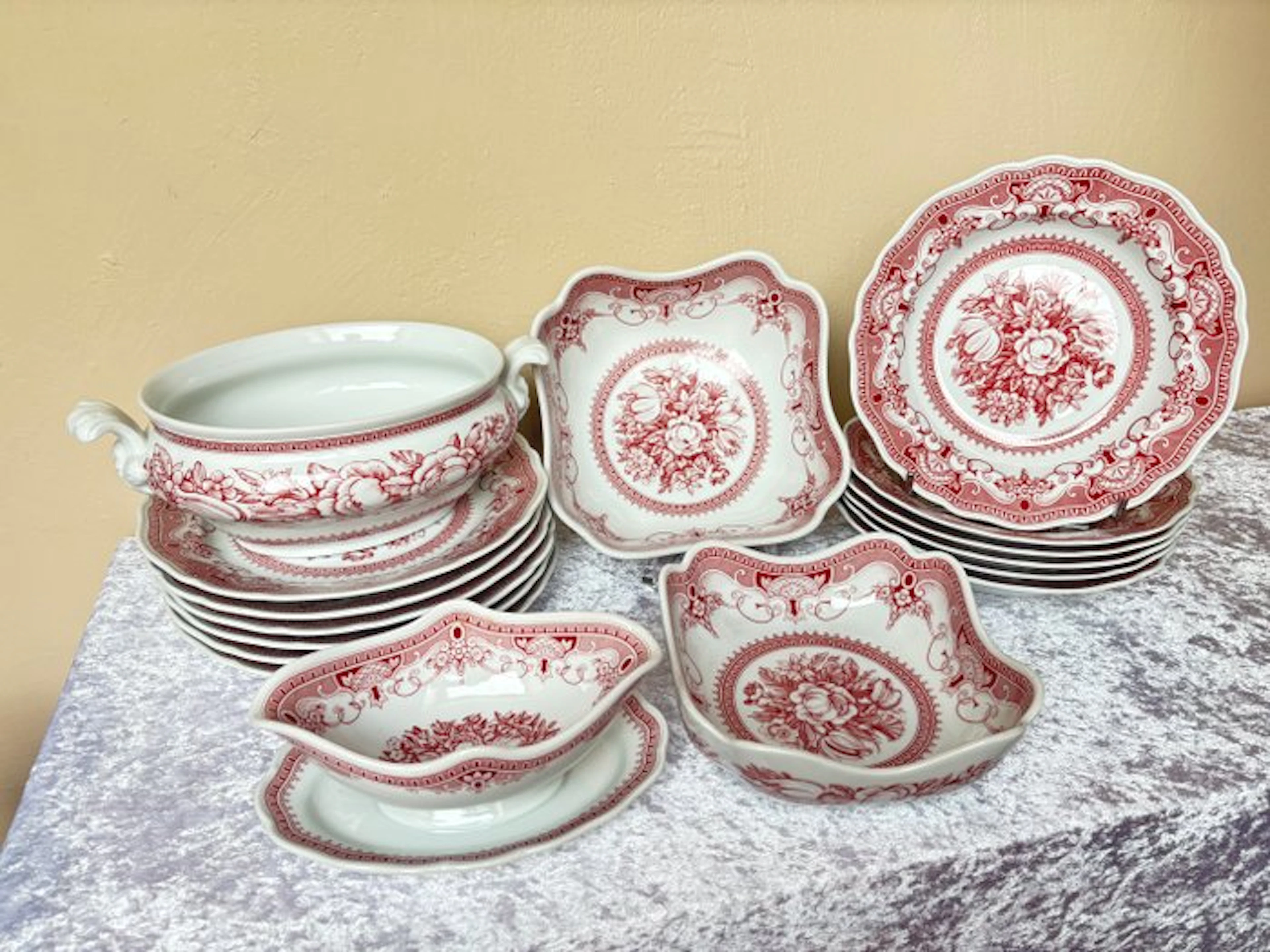 Hutschenreuther - Dinner service - Quality porcelain - Windsor Red