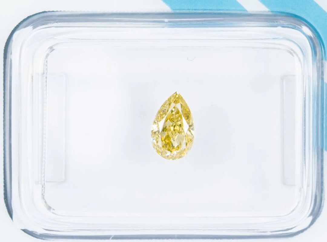 No reserve price - 1 pcs Diamond (Natural coloured)...