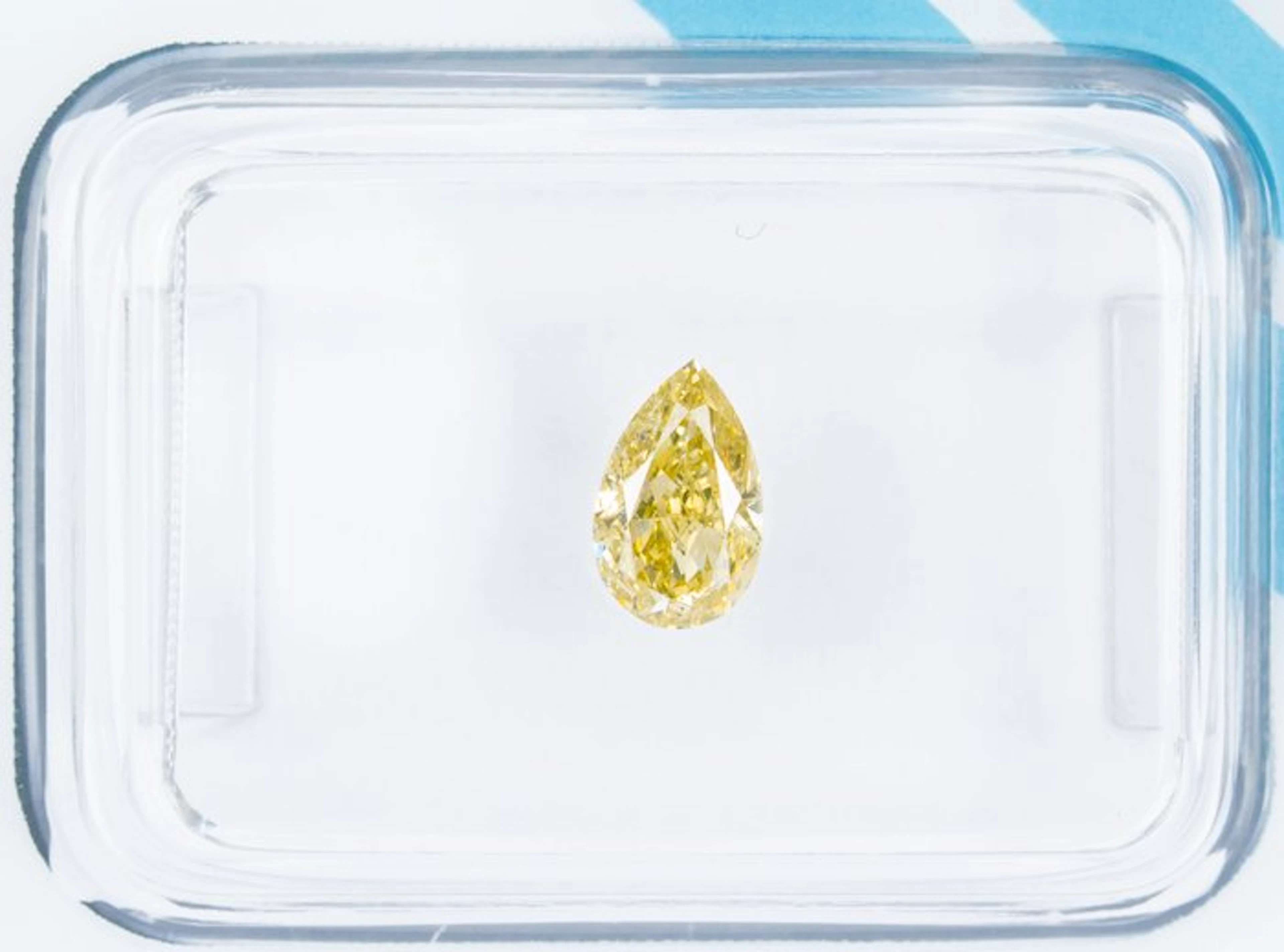 No reserve price - 1 pcs Diamond (Natural coloured)...