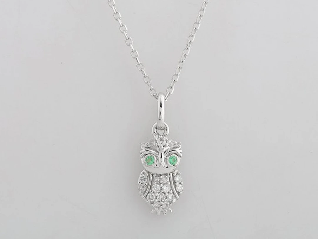 Necklace with pendant - 14 kt. White gold - 0.09ct. tw. Emerald - Diamond