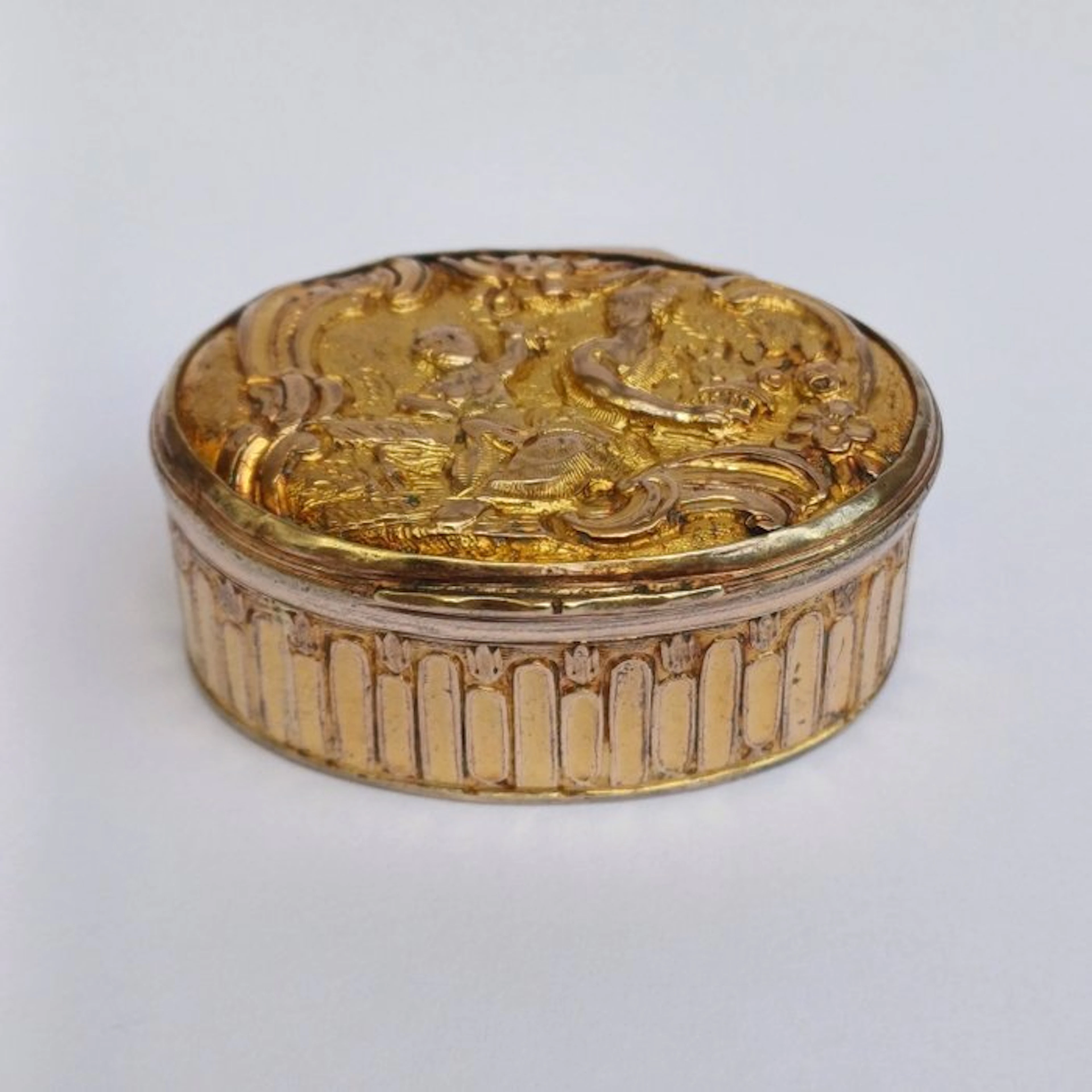 Snuff box - Gilt brass - Gilded Louis XV box