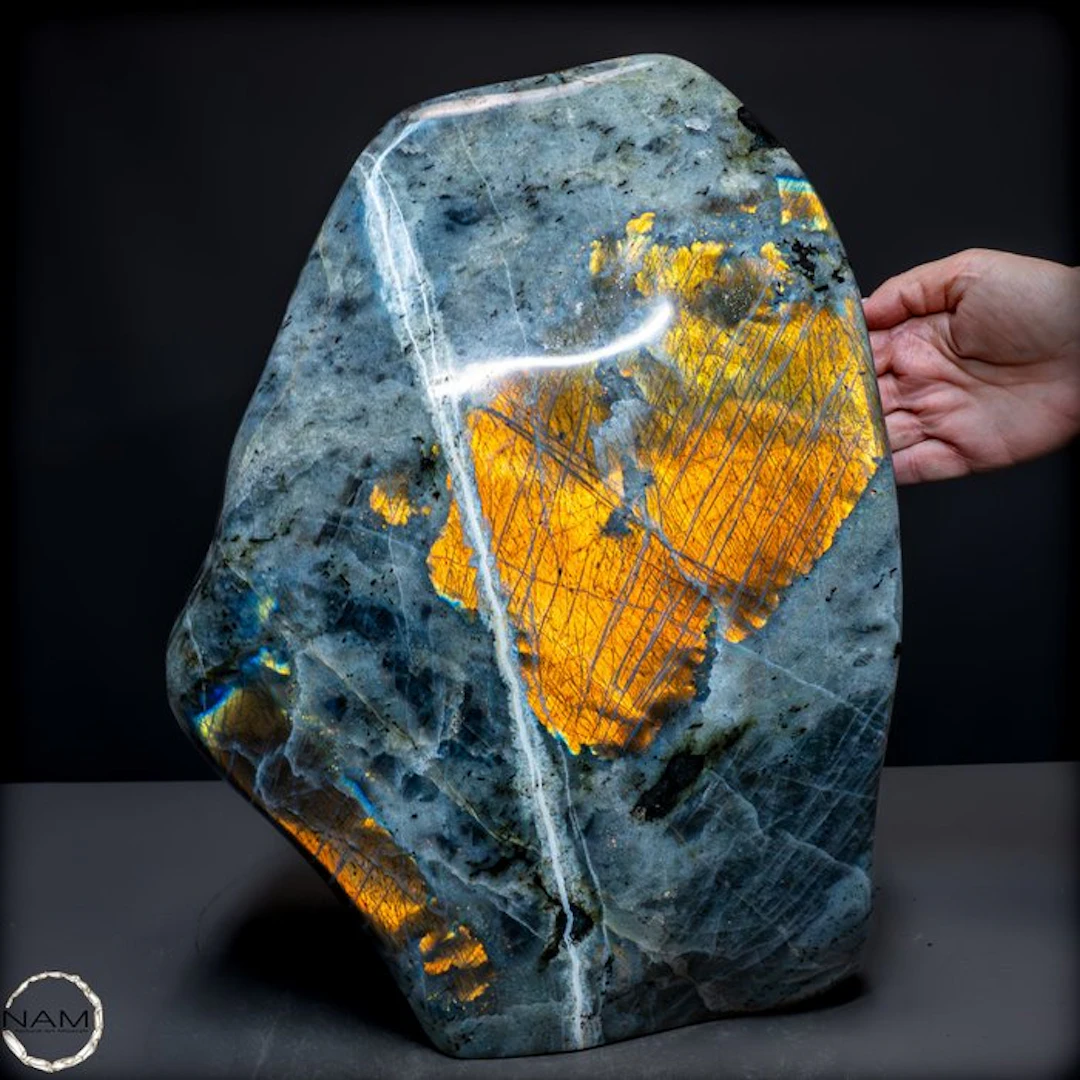 Fascinating labradorite freeform from Madagascar – A game...