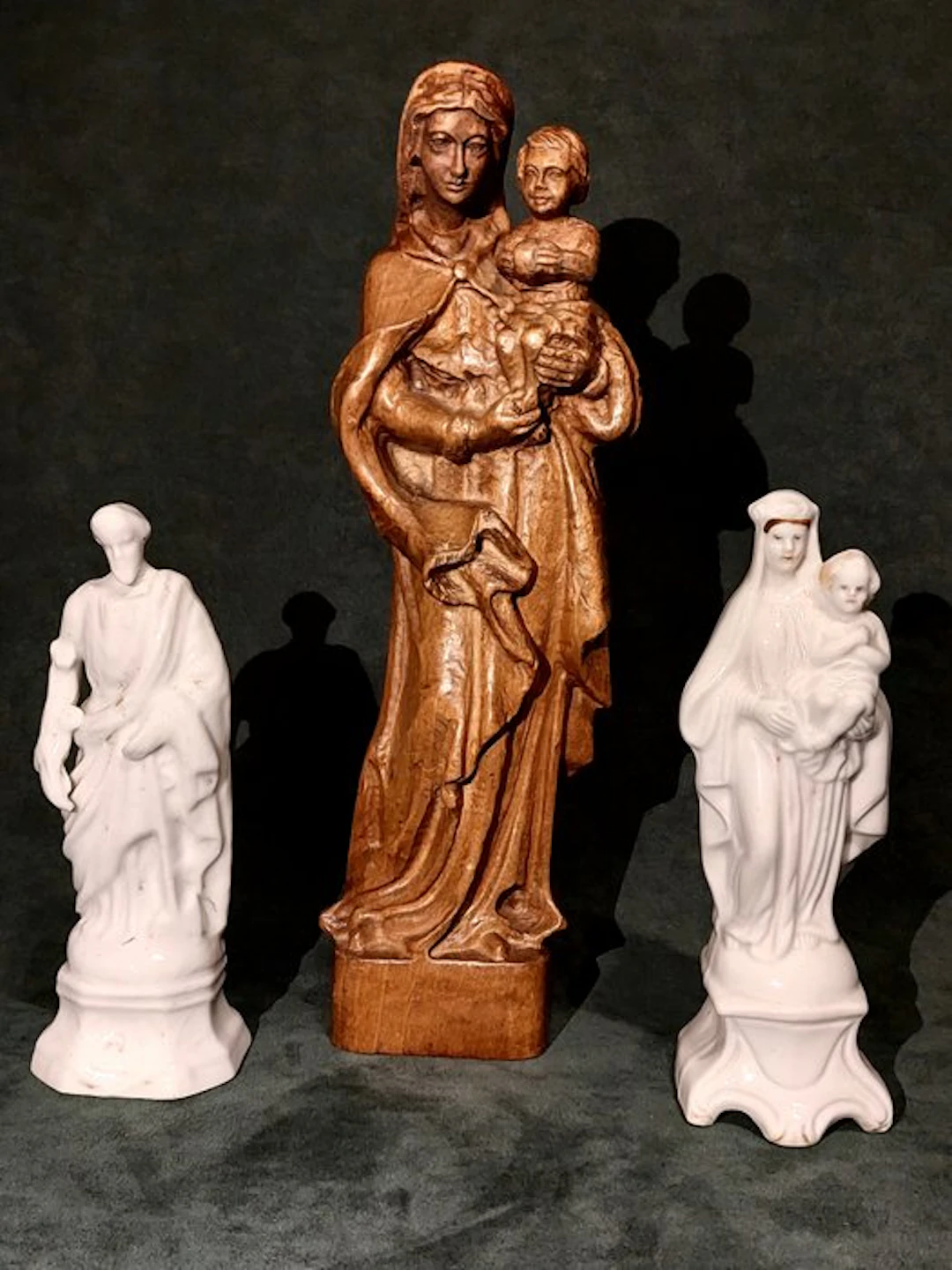 Collection of 3 devotional items. (3) - Wood, Porcelain - Early 20th century