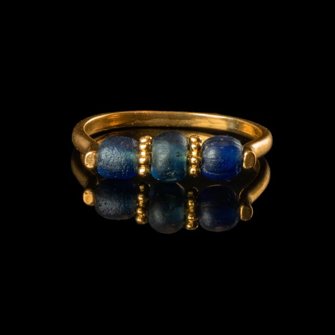 Ancient Roman, Empire Ring with Roman Blue Glass Beads (No reserve price)