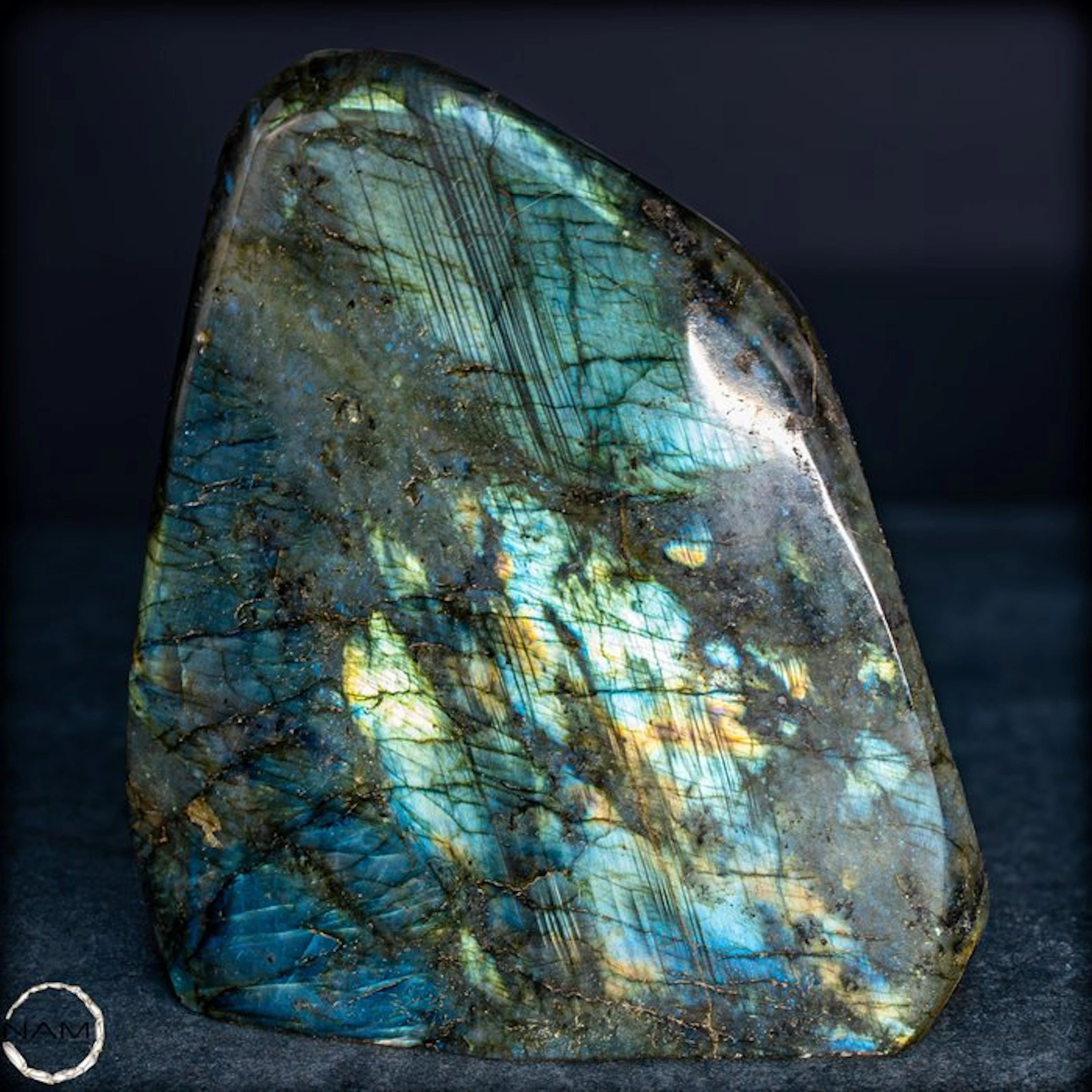 Natural labradorite from Madagascar – Nature's shimmering...