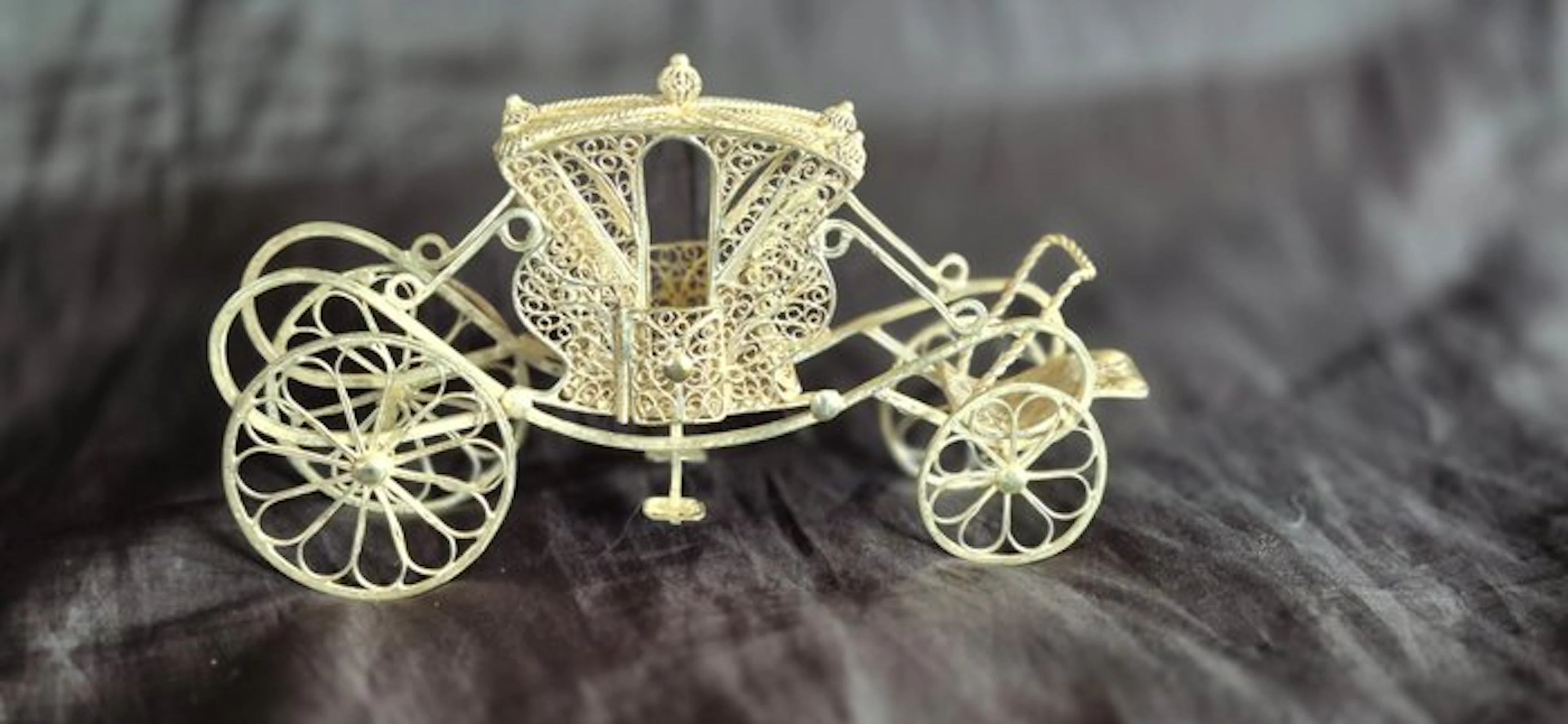 Carriage - Silver - Filigree silver coach, assayed for silver.