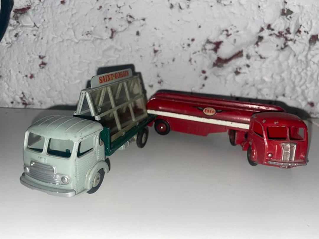 Dinky Toys 1:43 - Model car (2) - Simca Cargo; Citerne Titan;tracteur panhard