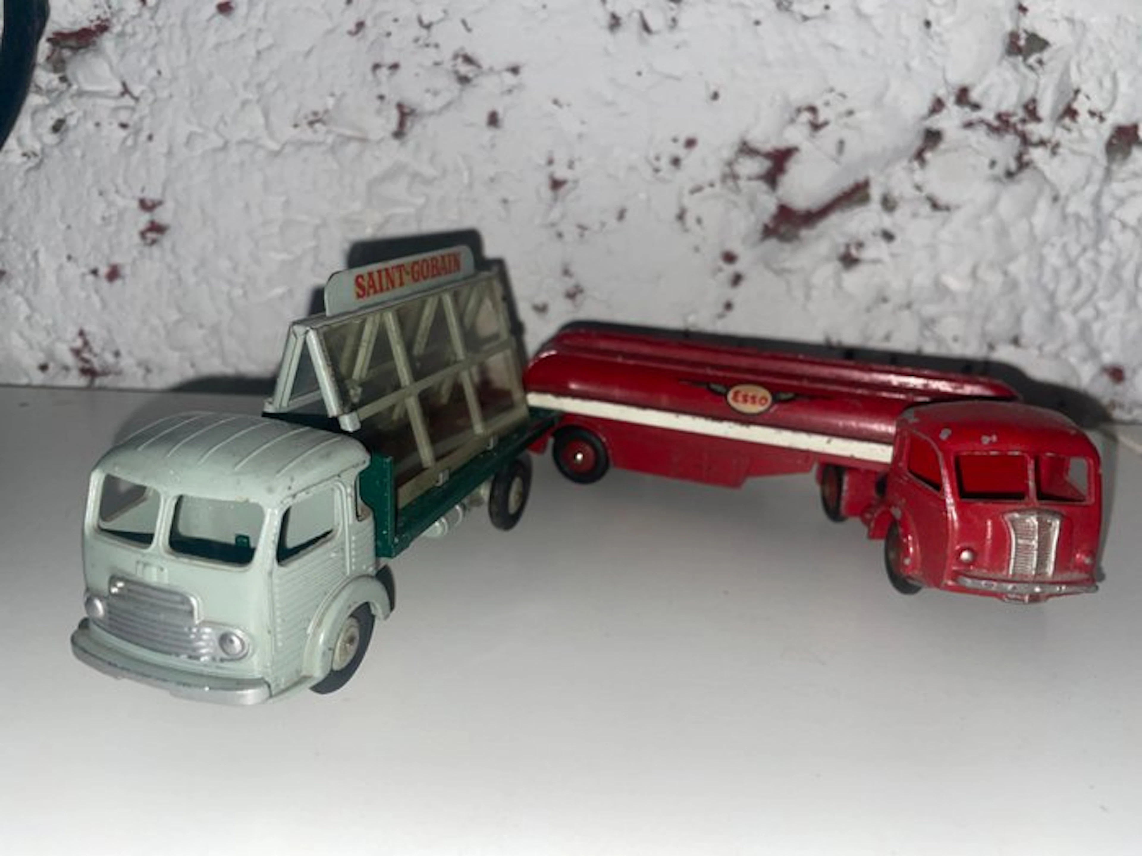 Dinky Toys 1:43 - Model car (2) - Simca Cargo; Citerne Titan;tracteur panhard