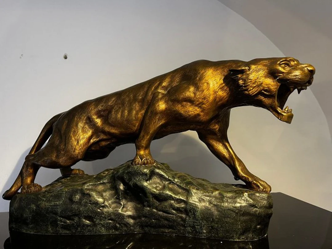 T Cartier - Sculpture, Lionne rugissante - 28 cm - Bronze