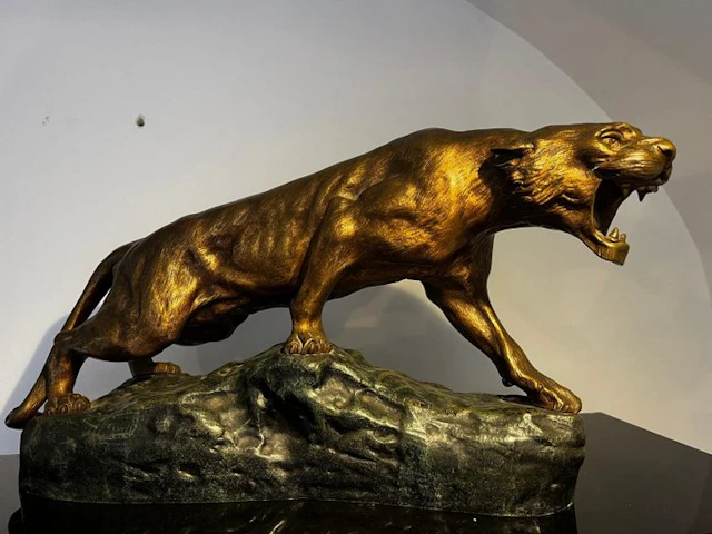 T Cartier - Sculpture, Lionne rugissante - 28 cm - Bronze