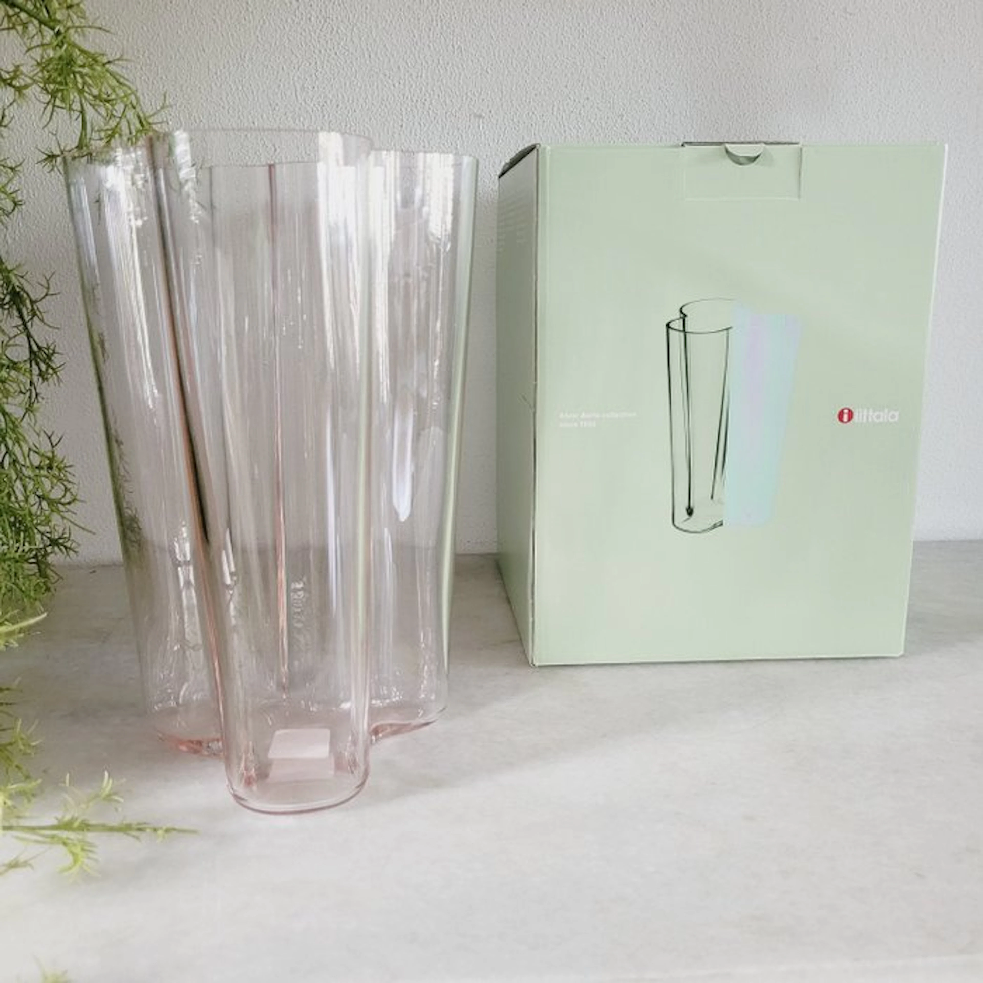Iittala - Alvar Aalto - Vase - New In Box: Savoy, Salmon Pink Vase - Glass