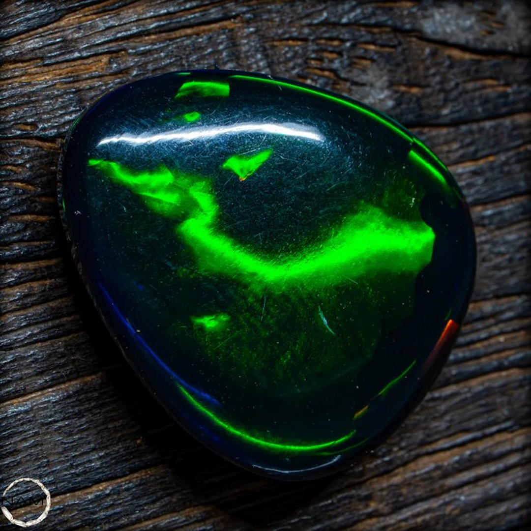 Black Opal – a very dark body with spectacular neon green and fiery red