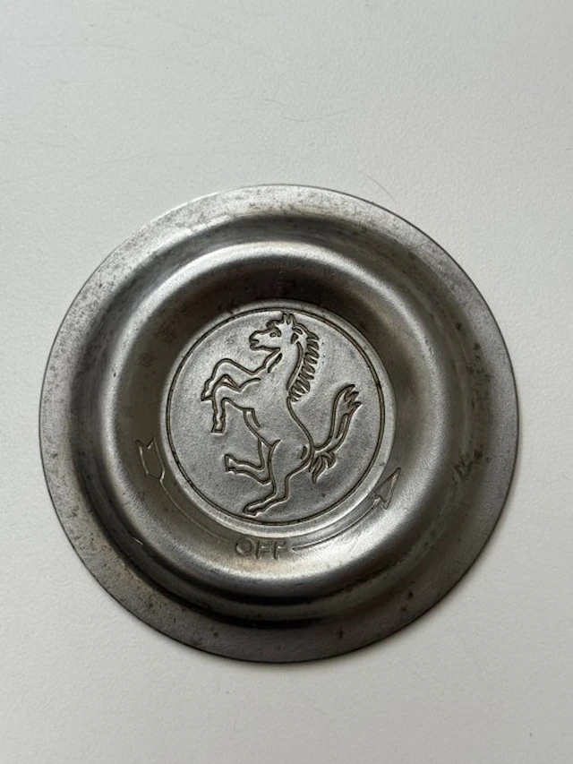 Badge - Ferrari - La placca di copertura con il logo del...